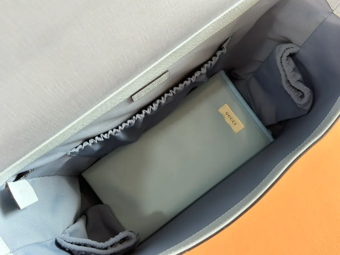 p1140. 💋💋💋"With full set of original gift bag packaging" [New Product] From exquisite embroidery to all-over printing, Gucci's 2025 early spring men's bag series continues to reinterpret the brand's classic patterns. This tote bag is crafted from GG Supreme, with an all-over floral print and light blue Supreme piping. Beige and dark brown GG Supreme, light blue Supreme canvas piping, all-over floral print, model number: 811491. Dimensions: 45x32x15cm. Color: light blue print/pvc.