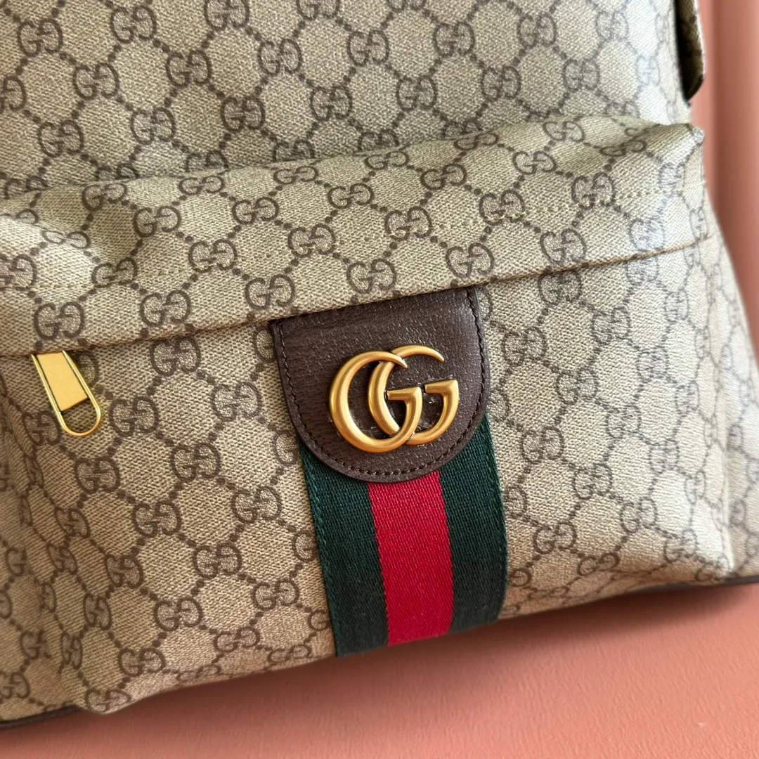 p1260💋💋💋"With full set of original counter packaging" [New product] The Ophidia series is crafted with white color matching, classic silhouette and new functional design, and is made of soft-touch fabrics. This backpack is made of soft GG Supreme material and is intricately embellished with the Double G logo and red and green webbing details. White soft GG Supreme canvas Palladium tone hardware Green nylon lining Double G Web detail Padded mesh at back Adjustable shoulder strap Interior: 1 zip pocket External: 1 zip pocket Handle height: 8 cm Zip closure Ref.: 834466. Dimensions: 36.5cm (width) x 41cm (height) x 18cm (depth) Weight: approx. 1.5kg Color: brown pvc. Made in Italy