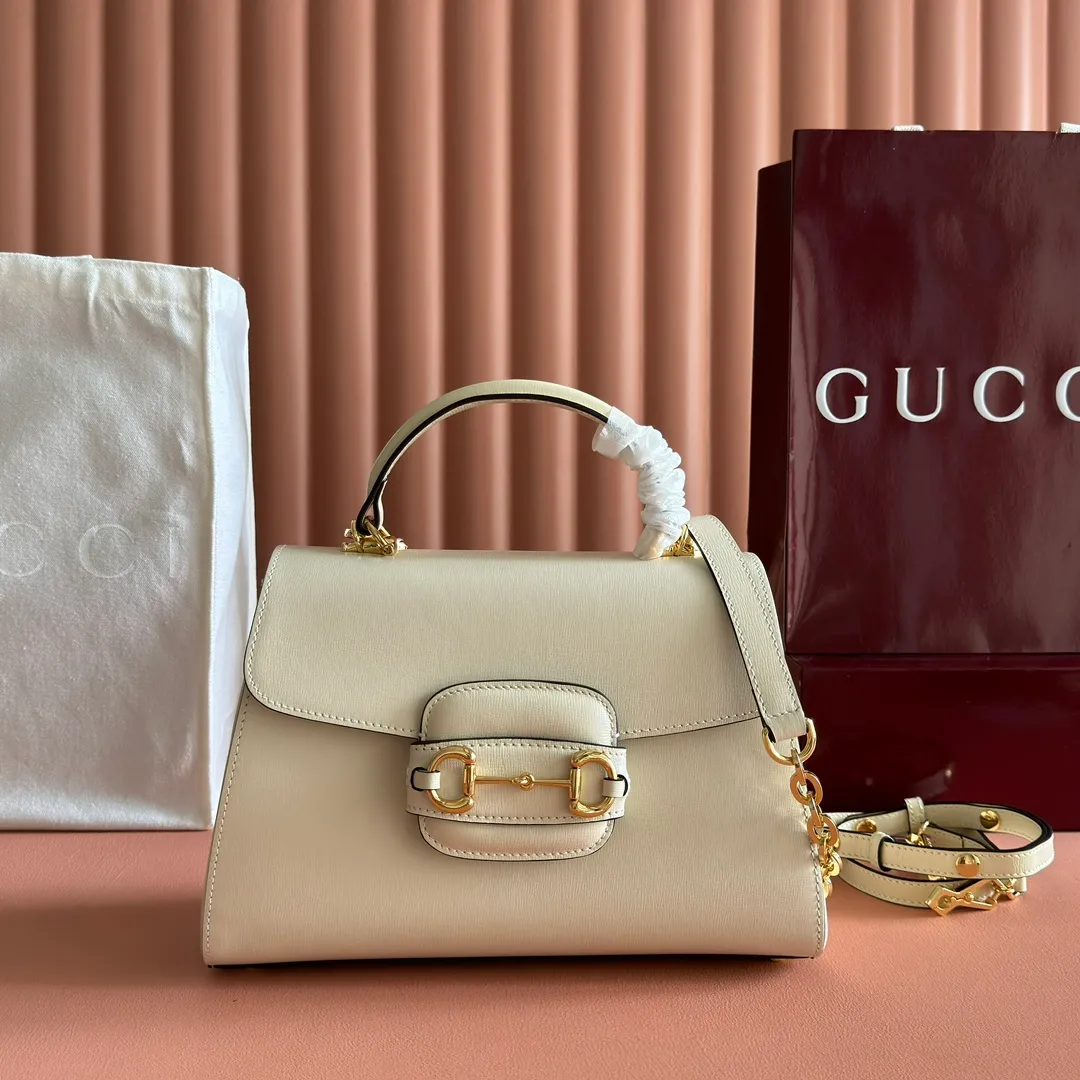 p1620. 📣📣📣【Original leather with 🌈full counter packaging】🔥🔥 Gucci Horsebit 1955 series medium handbag, model number 702049 The Gucci Horsebit 1955 series is presented in beige and ebony GG Supreme canvas. This series draws inspiration from archival designs and carefully combines the classic details of the brand's founding more than sixty years ago with the essence of modern fashion, highlighting the unique charm of the horsebit. This design pattern is inspired by the brand's equestrian origins and consists of two elements: a double ring and a long strip. It has become one of the brand's most recognizable iconic elements. Brown leather piping adds an elegant touch to the design. Hide Details Beige and ebony GG Supreme canvas Brown leather trim Shiny gold-tone hardware Horsebit closure Interior: 2 main compartments and 1 zipped pocket 50cm chain strap and 55cm removable leather shoulder strap Medium dimensions: 29cm (W) x 20cm (H) x 13cm (D)
