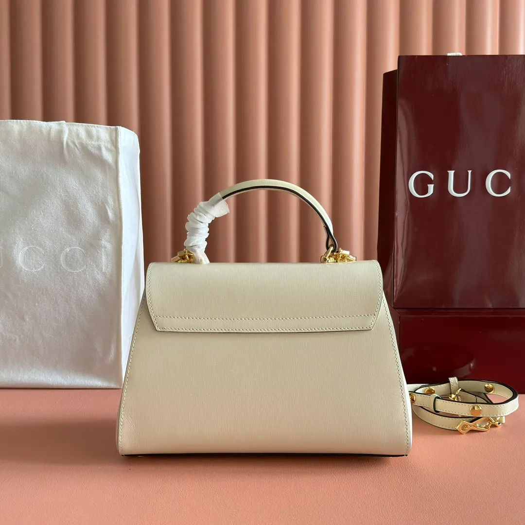 p1620. 📣📣📣【Original leather with 🌈full counter packaging】🔥🔥 Gucci Horsebit 1955 series medium handbag, model number 702049 The Gucci Horsebit 1955 series is presented in beige and ebony GG Supreme canvas. This series draws inspiration from archival designs and carefully combines the classic details of the brand's founding more than sixty years ago with the essence of modern fashion, highlighting the unique charm of the horsebit. This design pattern is inspired by the brand's equestrian origins and consists of two elements: a double ring and a long strip. It has become one of the brand's most recognizable iconic elements. Brown leather piping adds an elegant touch to the design. Hide Details Beige and ebony GG Supreme canvas Brown leather trim Shiny gold-tone hardware Horsebit closure Interior: 2 main compartments and 1 zipped pocket 50cm chain strap and 55cm removable leather shoulder strap Medium dimensions: 29cm (W) x 20cm (H) x 13cm (D)