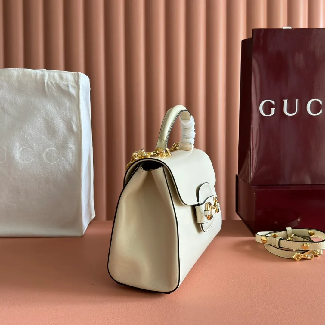 p1620. 📣📣📣【Original leather with 🌈full counter packaging】🔥🔥 Gucci Horsebit 1955 series medium handbag, model number 702049 The Gucci Horsebit 1955 series is presented in beige and ebony GG Supreme canvas. This series draws inspiration from archival designs and carefully combines the classic details of the brand's founding more than sixty years ago with the essence of modern fashion, highlighting the unique charm of the horsebit. This design pattern is inspired by the brand's equestrian origins and consists of two elements: a double ring and a long strip. It has become one of the brand's most recognizable iconic elements. Brown leather piping adds an elegant touch to the design. Hide Details Beige and ebony GG Supreme canvas Brown leather trim Shiny gold-tone hardware Horsebit closure Interior: 2 main compartments and 1 zipped pocket 50cm chain strap and 55cm removable leather shoulder strap Medium dimensions: 29cm (W) x 20cm (H) x 13cm (D)