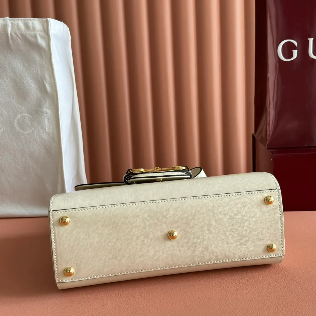 p1620. 📣📣📣【Original leather with 🌈full counter packaging】🔥🔥 Gucci Horsebit 1955 series medium handbag, model number 702049 The Gucci Horsebit 1955 series is presented in beige and ebony GG Supreme canvas. This series draws inspiration from archival designs and carefully combines the classic details of the brand's founding more than sixty years ago with the essence of modern fashion, highlighting the unique charm of the horsebit. This design pattern is inspired by the brand's equestrian origins and consists of two elements: a double ring and a long strip. It has become one of the brand's most recognizable iconic elements. Brown leather piping adds an elegant touch to the design. Hide Details Beige and ebony GG Supreme canvas Brown leather trim Shiny gold-tone hardware Horsebit closure Interior: 2 main compartments and 1 zipped pocket 50cm chain strap and 55cm removable leather shoulder strap Medium dimensions: 29cm (W) x 20cm (H) x 13cm (D)