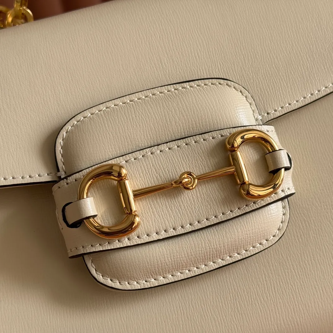 p1620. 📣📣📣【Original leather with 🌈full counter packaging】🔥🔥 Gucci Horsebit 1955 series medium handbag, model number 702049 The Gucci Horsebit 1955 series is presented in beige and ebony GG Supreme canvas. This series draws inspiration from archival designs and carefully combines the classic details of the brand's founding more than sixty years ago with the essence of modern fashion, highlighting the unique charm of the horsebit. This design pattern is inspired by the brand's equestrian origins and consists of two elements: a double ring and a long strip. It has become one of the brand's most recognizable iconic elements. Brown leather piping adds an elegant touch to the design. Hide Details Beige and ebony GG Supreme canvas Brown leather trim Shiny gold-tone hardware Horsebit closure Interior: 2 main compartments and 1 zipped pocket 50cm chain strap and 55cm removable leather shoulder strap Medium dimensions: 29cm (W) x 20cm (H) x 13cm (D)