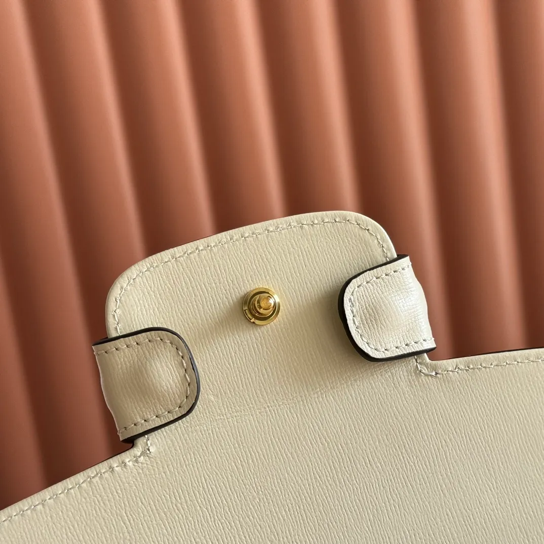 p1620. 📣📣📣【Original leather with 🌈full counter packaging】🔥🔥 Gucci Horsebit 1955 series medium handbag, model number 702049 The Gucci Horsebit 1955 series is presented in beige and ebony GG Supreme canvas. This series draws inspiration from archival designs and carefully combines the classic details of the brand's founding more than sixty years ago with the essence of modern fashion, highlighting the unique charm of the horsebit. This design pattern is inspired by the brand's equestrian origins and consists of two elements: a double ring and a long strip. It has become one of the brand's most recognizable iconic elements. Brown leather piping adds an elegant touch to the design. Hide Details Beige and ebony GG Supreme canvas Brown leather trim Shiny gold-tone hardware Horsebit closure Interior: 2 main compartments and 1 zipped pocket 50cm chain strap and 55cm removable leather shoulder strap Medium dimensions: 29cm (W) x 20cm (H) x 13cm (D)