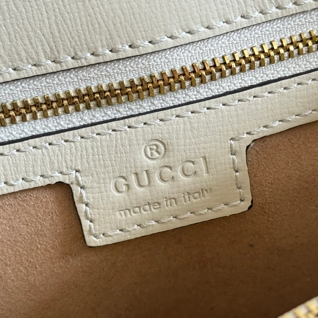 p1620. 📣📣📣【Original leather with 🌈full counter packaging】🔥🔥 Gucci Horsebit 1955 series medium handbag, model number 702049 The Gucci Horsebit 1955 series is presented in beige and ebony GG Supreme canvas. This series draws inspiration from archival designs and carefully combines the classic details of the brand's founding more than sixty years ago with the essence of modern fashion, highlighting the unique charm of the horsebit. This design pattern is inspired by the brand's equestrian origins and consists of two elements: a double ring and a long strip. It has become one of the brand's most recognizable iconic elements. Brown leather piping adds an elegant touch to the design. Hide Details Beige and ebony GG Supreme canvas Brown leather trim Shiny gold-tone hardware Horsebit closure Interior: 2 main compartments and 1 zipped pocket 50cm chain strap and 55cm removable leather shoulder strap Medium dimensions: 29cm (W) x 20cm (H) x 13cm (D)