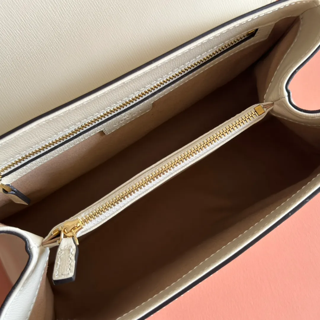 p1620. 📣📣📣【Original leather with 🌈full counter packaging】🔥🔥 Gucci Horsebit 1955 series medium handbag, model number 702049 The Gucci Horsebit 1955 series is presented in beige and ebony GG Supreme canvas. This series draws inspiration from archival designs and carefully combines the classic details of the brand's founding more than sixty years ago with the essence of modern fashion, highlighting the unique charm of the horsebit. This design pattern is inspired by the brand's equestrian origins and consists of two elements: a double ring and a long strip. It has become one of the brand's most recognizable iconic elements. Brown leather piping adds an elegant touch to the design. Hide Details Beige and ebony GG Supreme canvas Brown leather trim Shiny gold-tone hardware Horsebit closure Interior: 2 main compartments and 1 zipped pocket 50cm chain strap and 55cm removable leather shoulder strap Medium dimensions: 29cm (W) x 20cm (H) x 13cm (D)