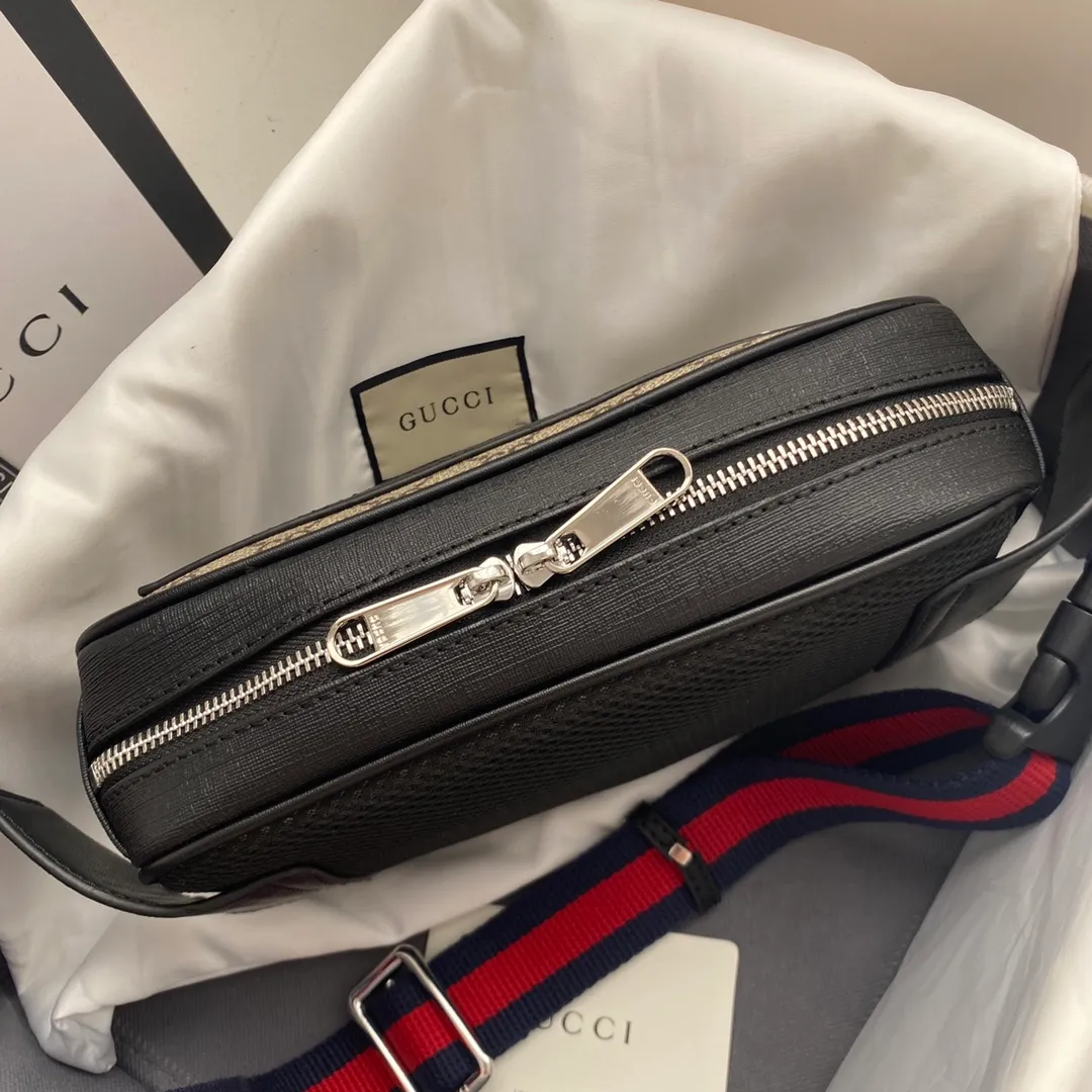 Actual shot #💰220 Style number: 474293 Size: 24*14*5.5 GUCCI men’s waist bag💪Re-engraved with heavy gold pattern👍Imported counter PVC material with first-layer cowhide replica. The leather is super soft🎊Customized counter original hardware👏YKK smooth zipper🏄🏻Perfect craftsmanship