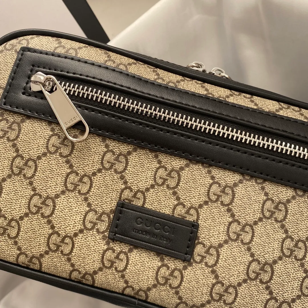 Actual shot #💰220 Style number: 474293 Size: 24*14*5.5 GUCCI men’s waist bag💪Re-engraved with heavy gold pattern👍Imported counter PVC material with first-layer cowhide replica. The leather is super soft🎊Customized counter original hardware👏YKK smooth zipper🏄🏻Perfect craftsmanship