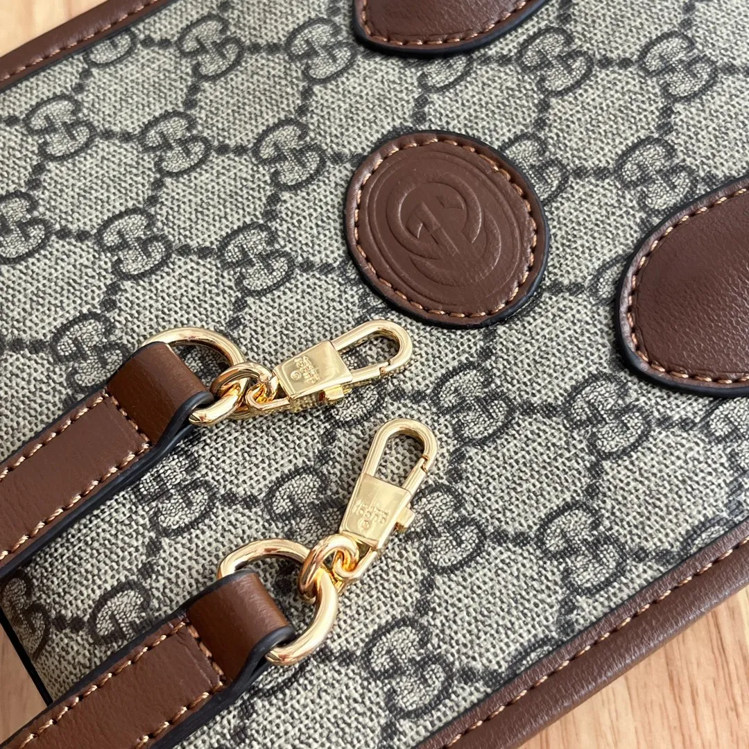 Actual shot #💰220 Model: 671623 Size: 16×20×7cm 𝙂𝙪𝙘𝙘𝙞 𝙍𝙚𝙩𝙧𝙤 Mini Tote Bag Shoulder Strap 🉑️ Adjustment Since the advent of Retro mini tote, the interlocking double G-straight has been one of the iconic elements of the brand. Familiar brand symbols combined with leather details make this tote a centerpiece. The classic double G letter intertwined canvas material makes the entire design exude strong brand connotation.