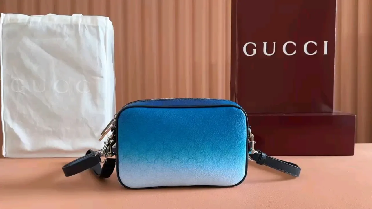 💋💋💋The new GG Chroma series small shoulder bag, medium clutch bag, small cylinder bag, gradient blue PVC/original leather are shipped, 🐴Model: 835691, 835692, 839325. Combination short video