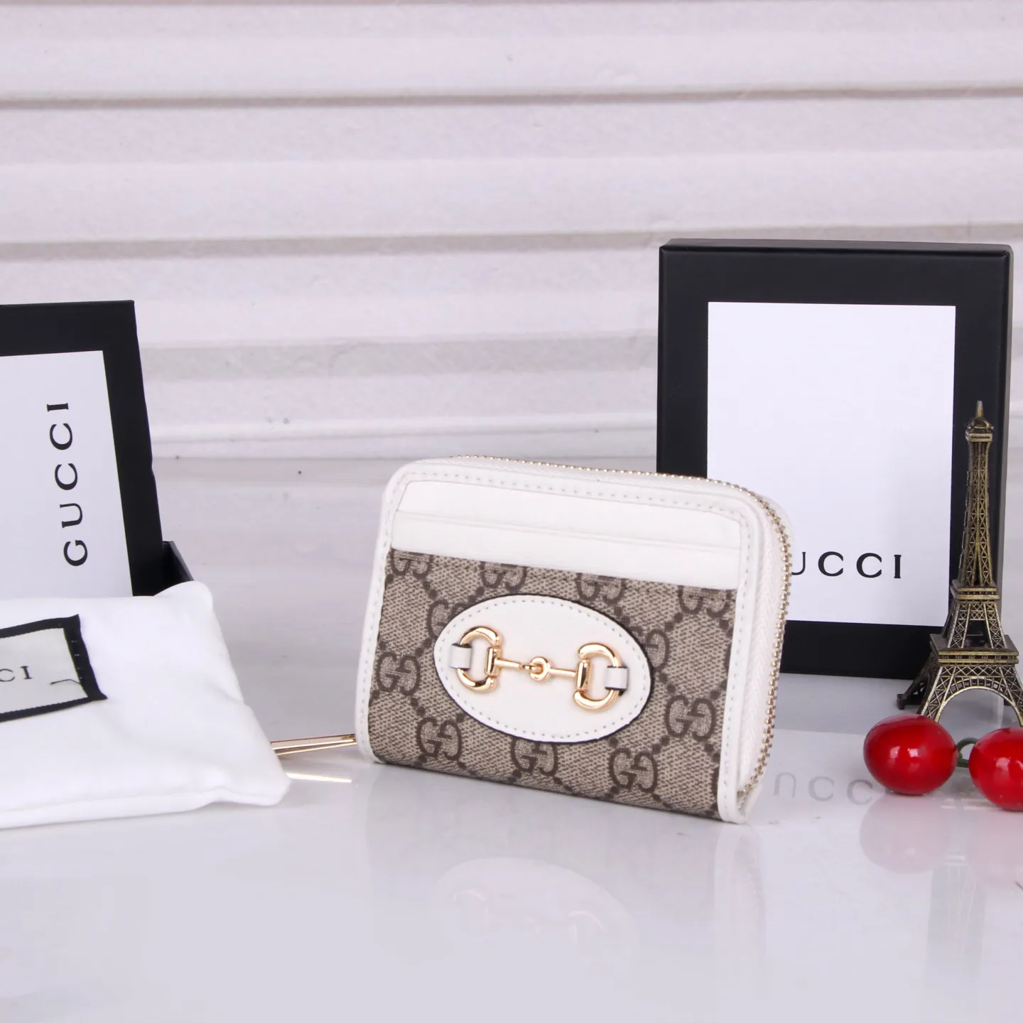 💰150 Style No. GA103 Brand: GUCCl Color: Brown White Size: 11.5*8.5*3 Description: In the 2021 spring and summer series, the Gucci 1955 horsebit card holder made of GG Supreme high-grade artificial canvas and brown leather is newly launched. This series adopts the same double-ring and long strip design as the handbags. This detail is inspired by the brand’s equestrian roots. It is one of Gucci’s classic heritage and one of the brand’s most representative symbolic elements.