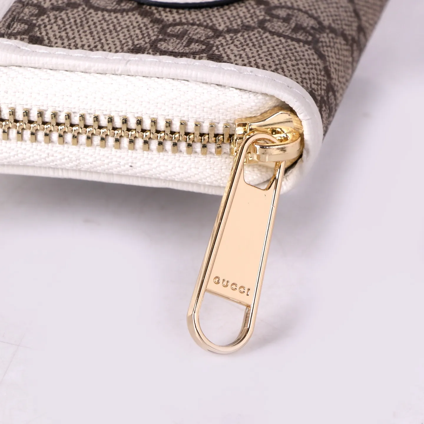 💰150 Style No. GA103 Brand: GUCCl Color: Brown White Size: 11.5*8.5*3 Description: In the 2021 spring and summer series, the Gucci 1955 horsebit card holder made of GG Supreme high-grade artificial canvas and brown leather is newly launched. This series adopts the same double-ring and long strip design as the handbags. This detail is inspired by the brand’s equestrian roots. It is one of Gucci’s classic heritage and one of the brand’s most representative symbolic elements.