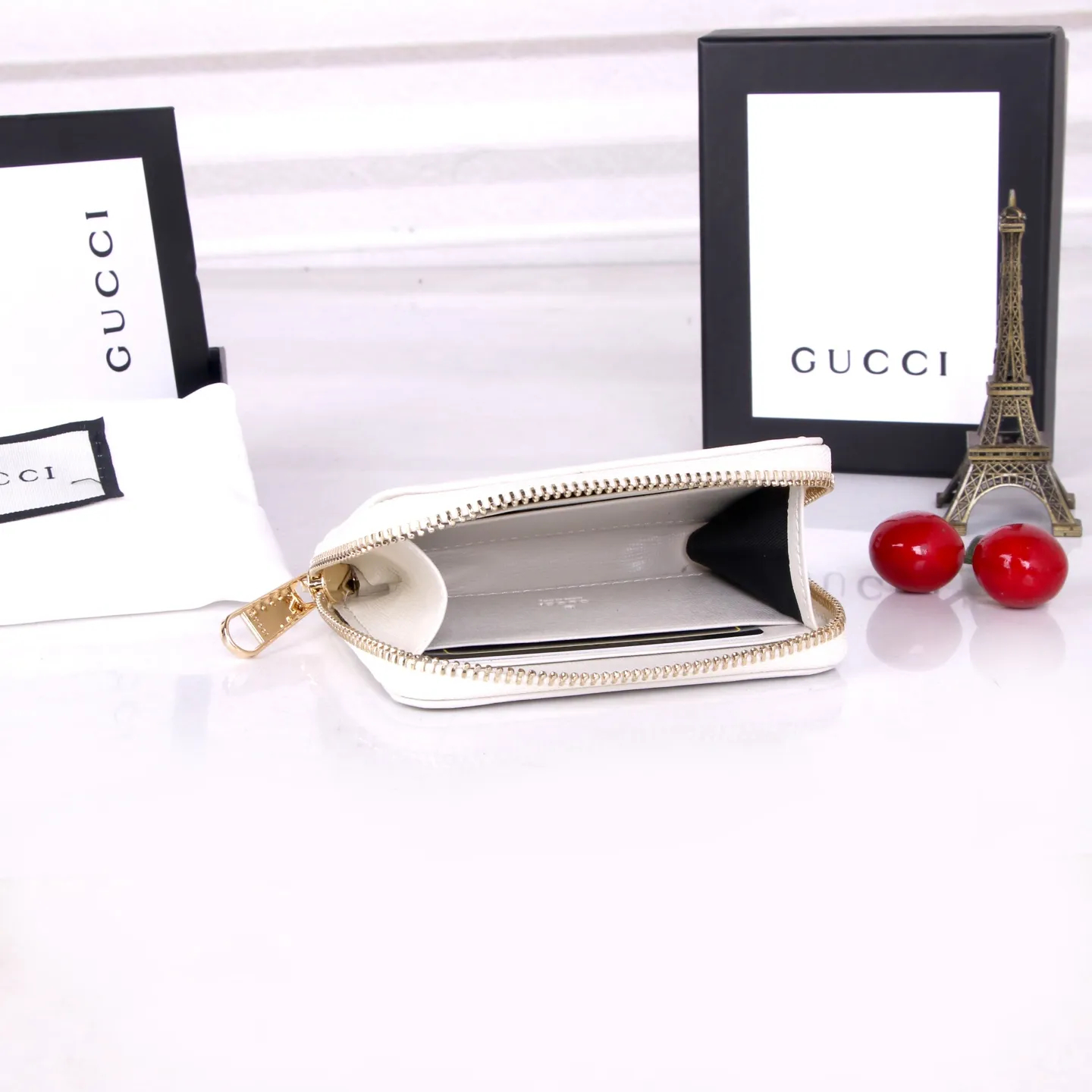 💰150 Style No. GA103 Brand: GUCCl Color: Brown White Size: 11.5*8.5*3 Description: In the 2021 spring and summer series, the Gucci 1955 horsebit card holder made of GG Supreme high-grade artificial canvas and brown leather is newly launched. This series adopts the same double-ring and long strip design as the handbags. This detail is inspired by the brand’s equestrian roots. It is one of Gucci’s classic heritage and one of the brand’s most representative symbolic elements.