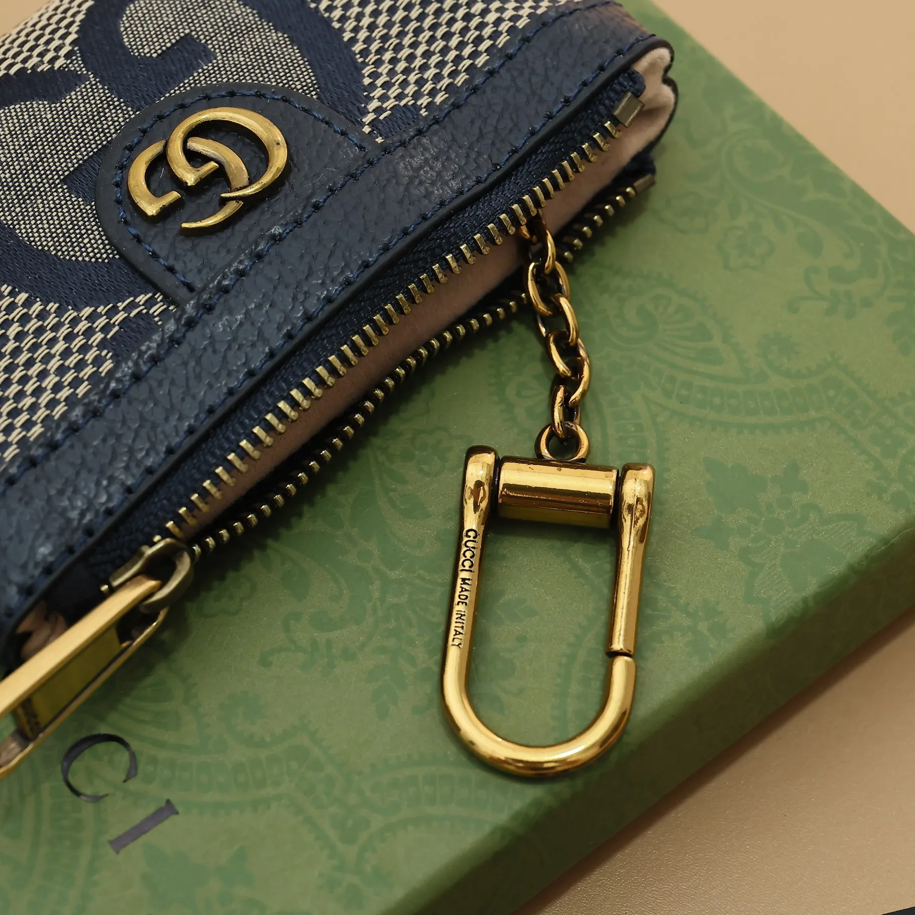 ￥140 GUCCI’s new small coin purse ~ lipstick bag🧃🧃 is made of imported calfskin with embroidered wavy pattern, 🧃🧃 matched with exquisite original factory bronze double G hardware 🧃🧃, flexible and unique hook buckle, small and exquisite, great effect, model: 671722, size: 12.5x7x1.5cm Color: blue cloth/sapphire blue U