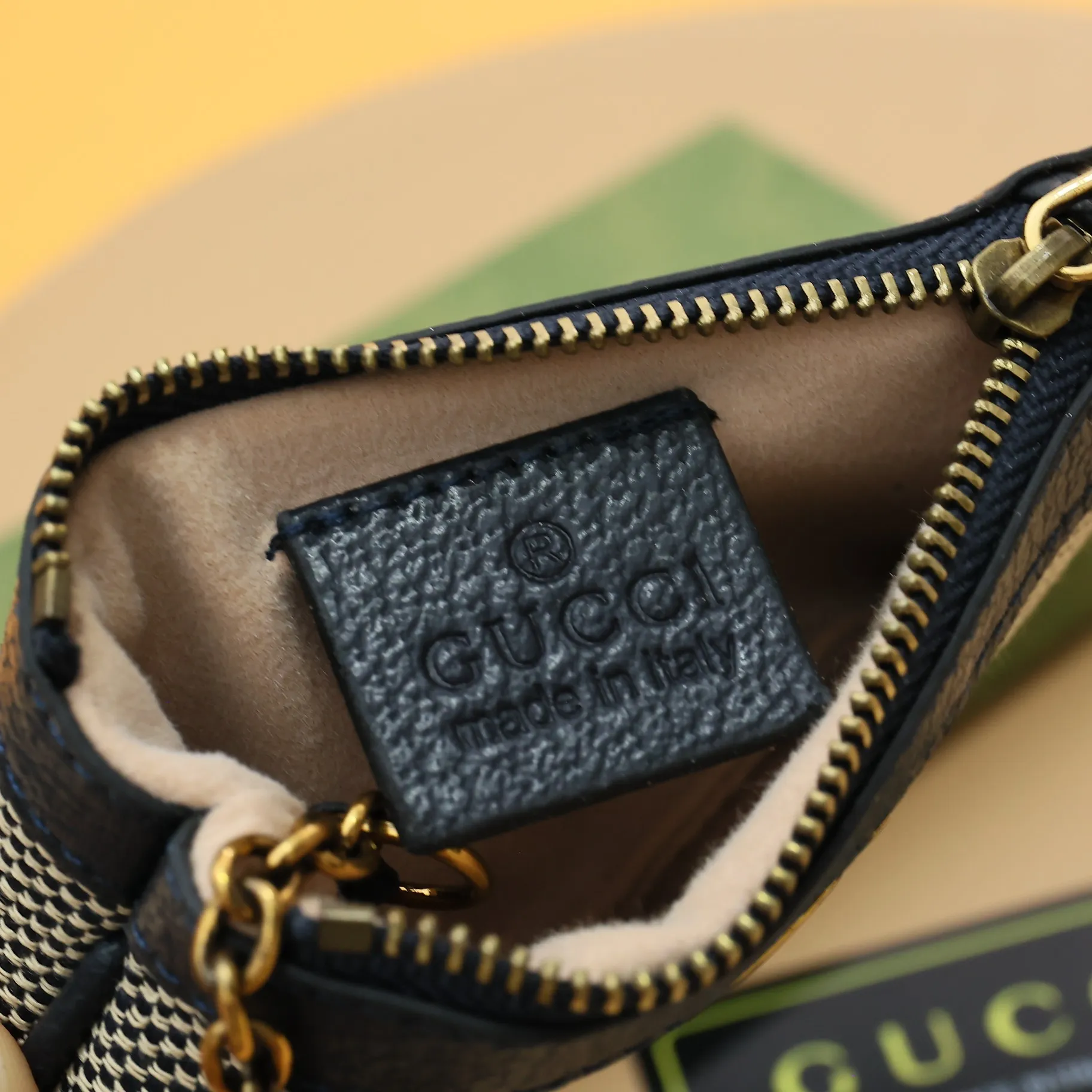 ￥140 GUCCI’s new small coin purse ~ lipstick bag🧃🧃 is made of imported calfskin with embroidered wavy pattern, 🧃🧃 matched with exquisite original factory bronze double G hardware 🧃🧃, flexible and unique hook buckle, small and exquisite, great effect, model: 671722, size: 12.5x7x1.5cm Color: blue cloth/sapphire blue U