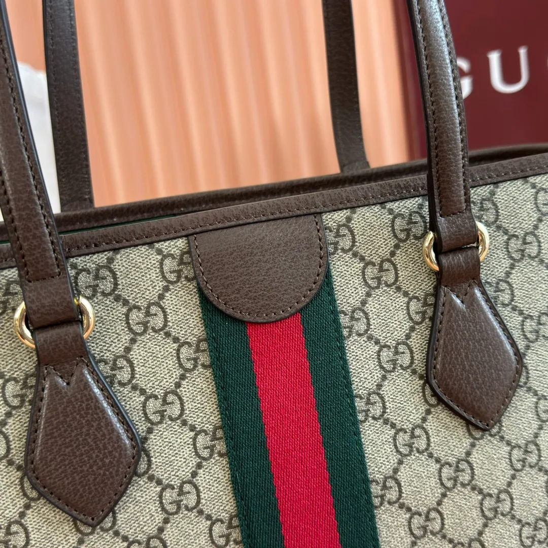 p980. 💋💋💋"With full set of original counter packaging" [New Product] The Ophidia series dazzlingly presents novel silhouettes and functions. It is ingeniously interpreted in iconic beige and brown colors to create a new bag item with soft texture. Beige and dark brown GG canvas Brown leather piping Light gold tone hardware Green cotton lining Interior: one open pocket and one zipped pocket Model number: 836831. Dimensions: 25.5cm (width) x 23cm (height) x 15.5cm (depth) Color: Brown/PVC. Made in Italy