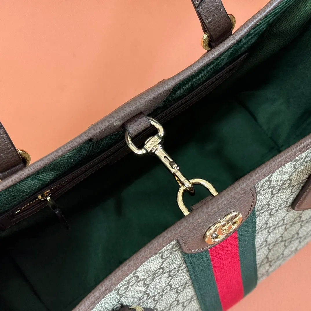 p980. 💋💋💋"With full set of original counter packaging" [New Product] The Ophidia series dazzlingly presents novel silhouettes and functions. It is ingeniously interpreted in iconic beige and brown colors to create a new bag item with soft texture. Beige and dark brown GG canvas Brown leather piping Light gold tone hardware Green cotton lining Interior: one open pocket and one zipped pocket Model number: 836831. Dimensions: 25.5cm (width) x 23cm (height) x 15.5cm (depth) Color: Brown/PVC. Made in Italy