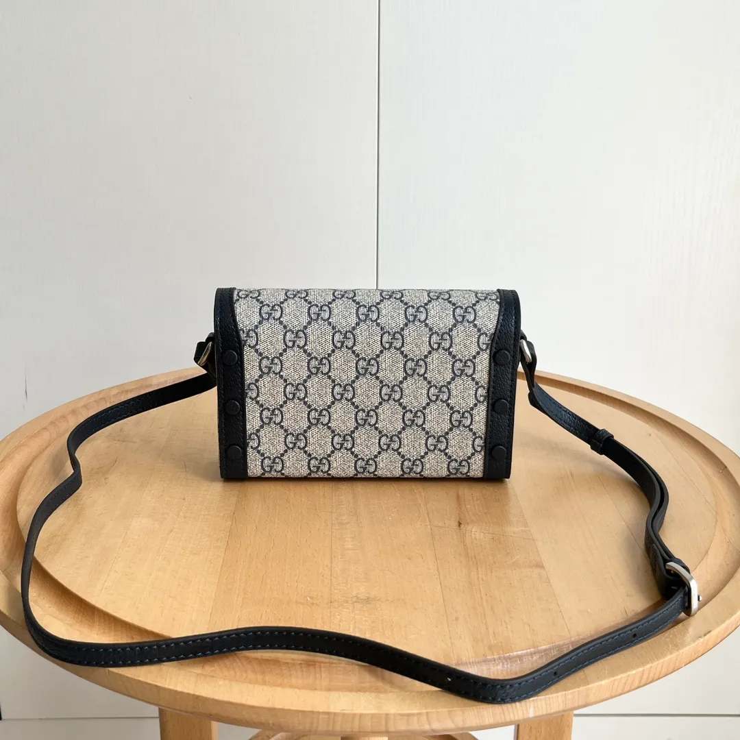 Actual shot #💰260 Model: 699296 blue Size: 18x12x5cm 𝐆𝐮𝐜𝐜𝐢 𝟏𝟗𝟓𝟓 𝐇𝐨𝐫𝐬𝐞𝐛𝐢𝐭 𝐌𝐢𝐧𝐢 Another masterpiece in the Horsebit 1955 series! The horizontal mobile phone bag looks great too! It can be used for large-screen mobile phones. Compared with the vertical version, it may be more convenient to use~ It can be carried in spring, summer, autumn and winter without choosing an outfit👍