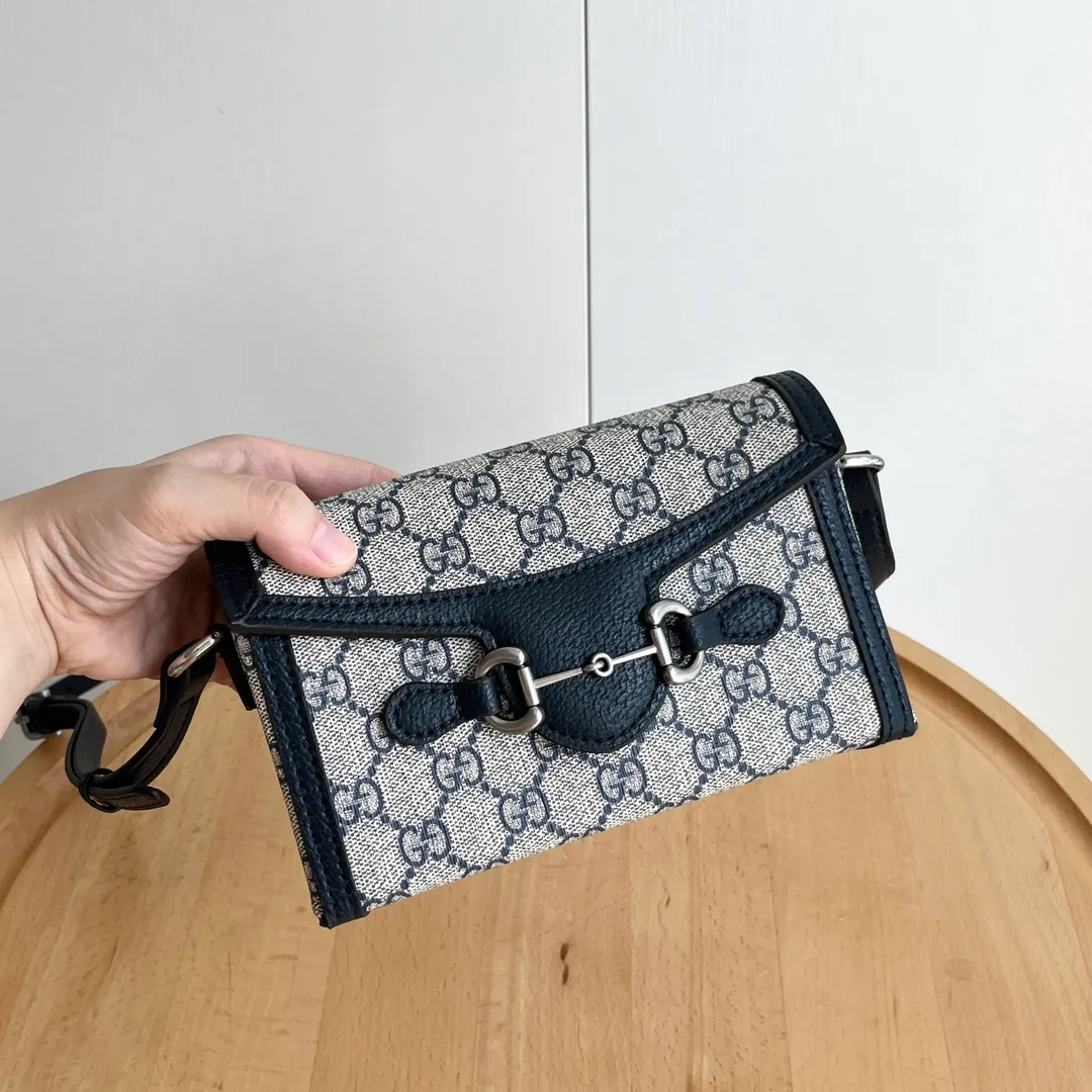 Actual shot #💰260 Model: 699296 blue Size: 18x12x5cm 𝐆𝐮𝐜𝐜𝐢 𝟏𝟗𝟓𝟓 𝐇𝐨𝐫𝐬𝐞𝐛𝐢𝐭 𝐌𝐢𝐧𝐢 Another masterpiece in the Horsebit 1955 series! The horizontal mobile phone bag looks great too! It can be used for large-screen mobile phones. Compared with the vertical version, it may be more convenient to use~ It can be carried in spring, summer, autumn and winter without choosing an outfit👍
