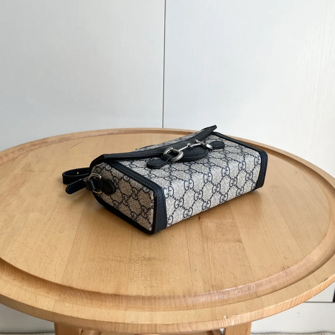Actual shot #💰260 Model: 699296 blue Size: 18x12x5cm 𝐆𝐮𝐜𝐜𝐢 𝟏𝟗𝟓𝟓 𝐇𝐨𝐫𝐬𝐞𝐛𝐢𝐭 𝐌𝐢𝐧𝐢 Another masterpiece in the Horsebit 1955 series! The horizontal mobile phone bag looks great too! It can be used for large-screen mobile phones. Compared with the vertical version, it may be more convenient to use~ It can be carried in spring, summer, autumn and winter without choosing an outfit👍