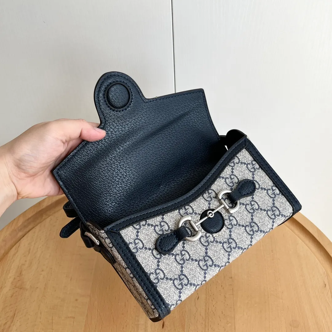 Actual shot #💰260 Model: 699296 blue Size: 18x12x5cm 𝐆𝐮𝐜𝐜𝐢 𝟏𝟗𝟓𝟓 𝐇𝐨𝐫𝐬𝐞𝐛𝐢𝐭 𝐌𝐢𝐧𝐢 Another masterpiece in the Horsebit 1955 series! The horizontal mobile phone bag looks great too! It can be used for large-screen mobile phones. Compared with the vertical version, it may be more convenient to use~ It can be carried in spring, summer, autumn and winter without choosing an outfit👍