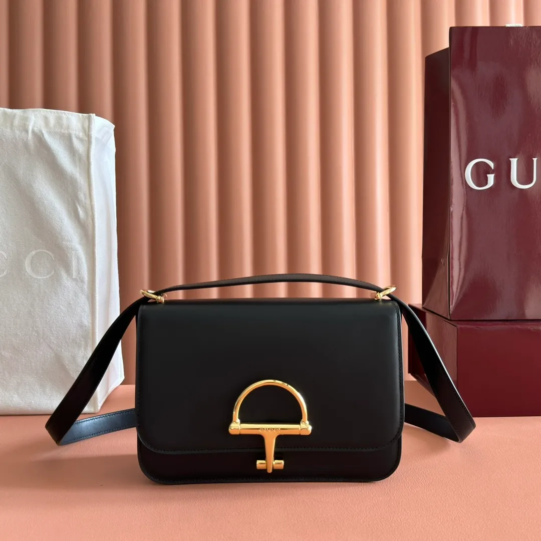 p1640. 💋💋💋【With full set of original counter packaging】2025 autumn and winter series, the Gucci Siena series small shoulder bag continues the evolution of the iconic element of Gucci's classic horsebit. Crafted from fine glossy leather, this shoulder bag has a structured shape and a half-horsebit buckle design from the 1970s. Finished with gold-tone hardware, the interior is lined with three levels of gusseting and a zipped pocket. Black fine glossy leather Gold-tone hardware Black leather lining Interior: 3-level fastening and 1 zipped pocket Shoulder straps: Height: 23cm – 25cm; Length: 127cm Half-horsebit snap fastener Ident: 846705. Dimensions: 22.5cm (width) x 14cm (height) x 8cm (depth) Weight: approx. 0.7kg Color: Black full leather. Made in Italy