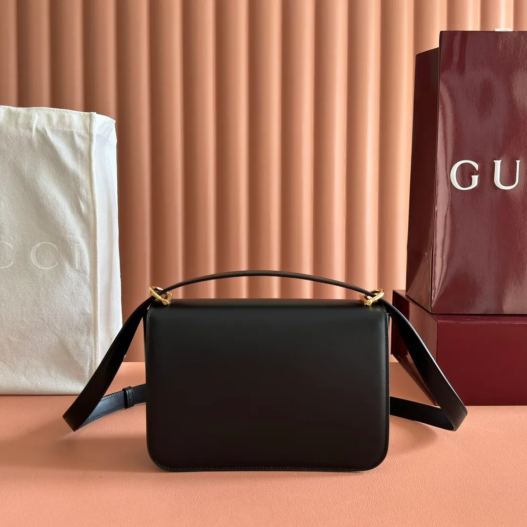 p1640. 💋💋💋【With full set of original counter packaging】2025 autumn and winter series, the Gucci Siena series small shoulder bag continues the evolution of the iconic element of Gucci's classic horsebit. Crafted from fine glossy leather, this shoulder bag has a structured shape and a half-horsebit buckle design from the 1970s. Finished with gold-tone hardware, the interior is lined with three levels of gusseting and a zipped pocket. Black fine glossy leather Gold-tone hardware Black leather lining Interior: 3-level fastening and 1 zipped pocket Shoulder straps: Height: 23cm – 25cm; Length: 127cm Half-horsebit snap fastener Ident: 846705. Dimensions: 22.5cm (width) x 14cm (height) x 8cm (depth) Weight: approx. 0.7kg Color: Black full leather. Made in Italy