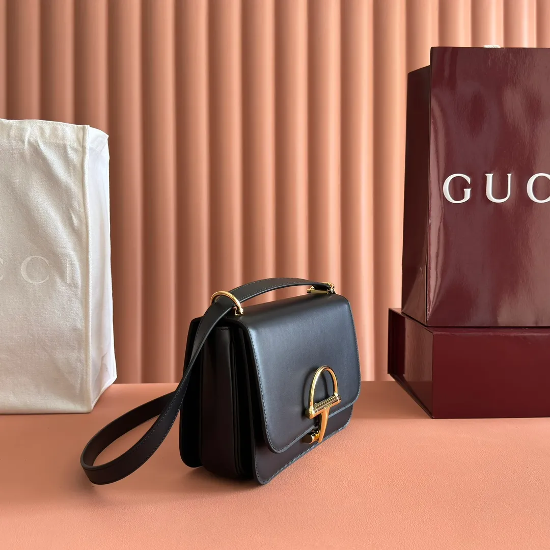 p1640. 💋💋💋【With full set of original counter packaging】2025 autumn and winter series, the Gucci Siena series small shoulder bag continues the evolution of the iconic element of Gucci's classic horsebit. Crafted from fine glossy leather, this shoulder bag has a structured shape and a half-horsebit buckle design from the 1970s. Finished with gold-tone hardware, the interior is lined with three levels of gusseting and a zipped pocket. Black fine glossy leather Gold-tone hardware Black leather lining Interior: 3-level fastening and 1 zipped pocket Shoulder straps: Height: 23cm – 25cm; Length: 127cm Half-horsebit snap fastener Ident: 846705. Dimensions: 22.5cm (width) x 14cm (height) x 8cm (depth) Weight: approx. 0.7kg Color: Black full leather. Made in Italy