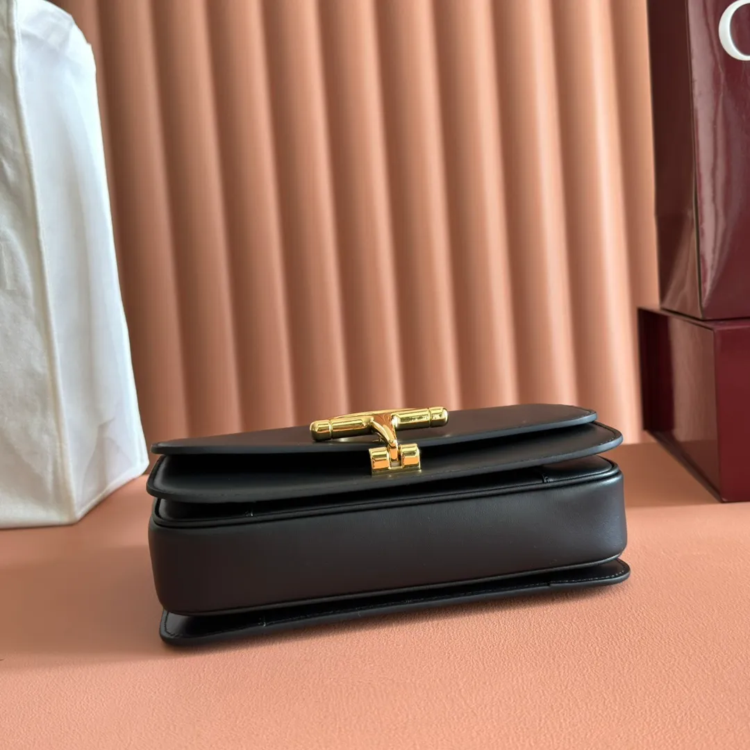 p1640. 💋💋💋【With full set of original counter packaging】2025 autumn and winter series, the Gucci Siena series small shoulder bag continues the evolution of the iconic element of Gucci's classic horsebit. Crafted from fine glossy leather, this shoulder bag has a structured shape and a half-horsebit buckle design from the 1970s. Finished with gold-tone hardware, the interior is lined with three levels of gusseting and a zipped pocket. Black fine glossy leather Gold-tone hardware Black leather lining Interior: 3-level fastening and 1 zipped pocket Shoulder straps: Height: 23cm – 25cm; Length: 127cm Half-horsebit snap fastener Ident: 846705. Dimensions: 22.5cm (width) x 14cm (height) x 8cm (depth) Weight: approx. 0.7kg Color: Black full leather. Made in Italy