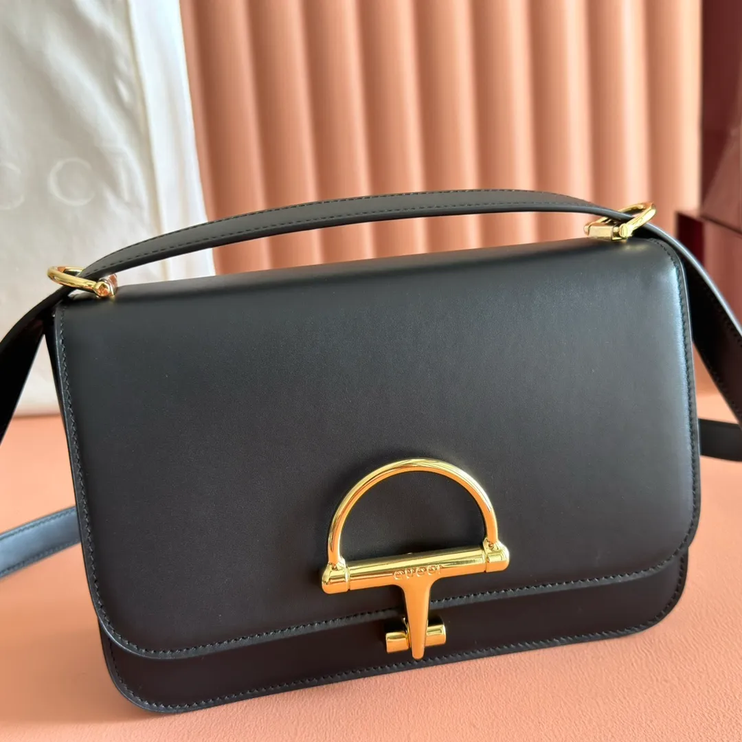 p1640. 💋💋💋【With full set of original counter packaging】2025 autumn and winter series, the Gucci Siena series small shoulder bag continues the evolution of the iconic element of Gucci's classic horsebit. Crafted from fine glossy leather, this shoulder bag has a structured shape and a half-horsebit buckle design from the 1970s. Finished with gold-tone hardware, the interior is lined with three levels of gusseting and a zipped pocket. Black fine glossy leather Gold-tone hardware Black leather lining Interior: 3-level fastening and 1 zipped pocket Shoulder straps: Height: 23cm – 25cm; Length: 127cm Half-horsebit snap fastener Ident: 846705. Dimensions: 22.5cm (width) x 14cm (height) x 8cm (depth) Weight: approx. 0.7kg Color: Black full leather. Made in Italy