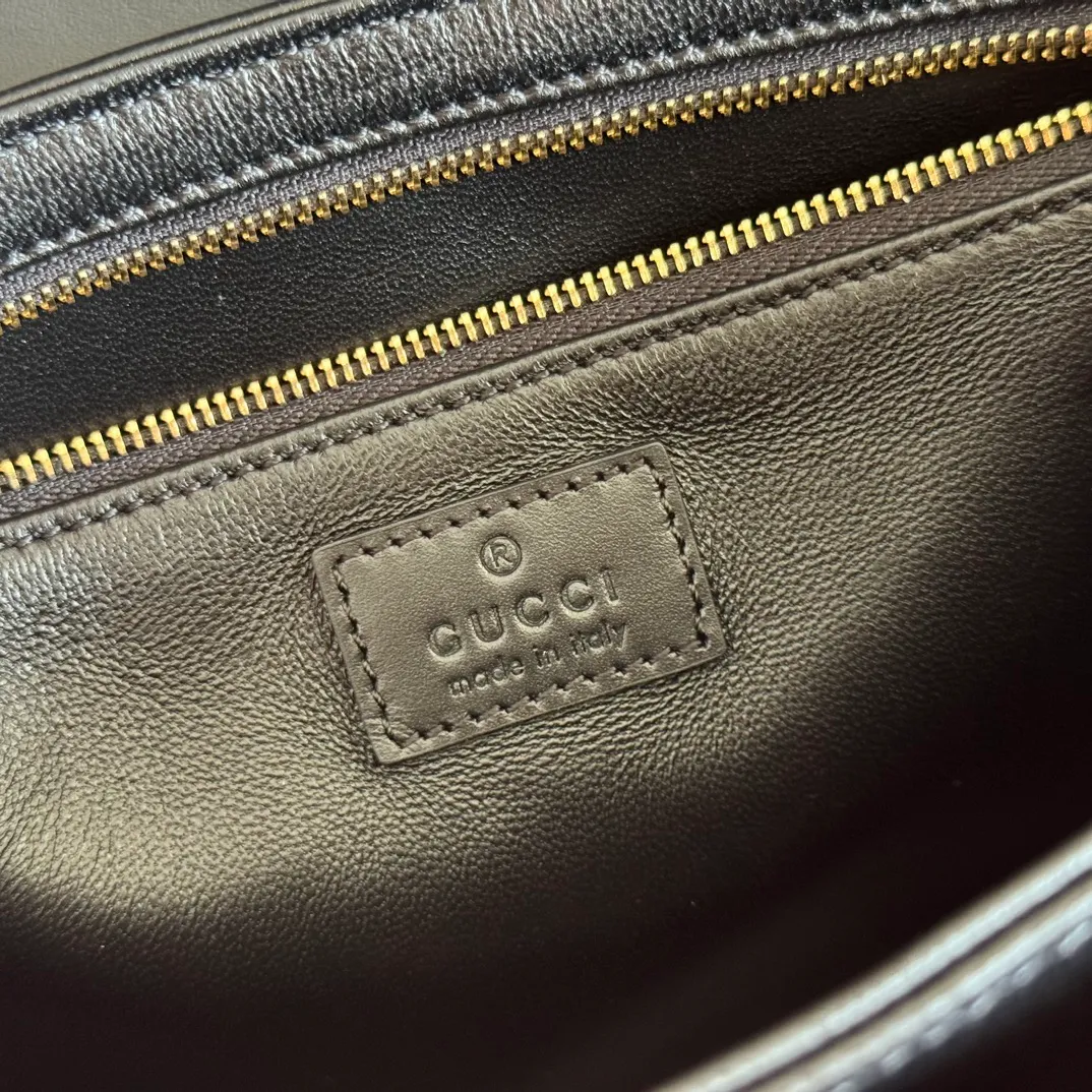 p1640. 💋💋💋【With full set of original counter packaging】2025 autumn and winter series, the Gucci Siena series small shoulder bag continues the evolution of the iconic element of Gucci's classic horsebit. Crafted from fine glossy leather, this shoulder bag has a structured shape and a half-horsebit buckle design from the 1970s. Finished with gold-tone hardware, the interior is lined with three levels of gusseting and a zipped pocket. Black fine glossy leather Gold-tone hardware Black leather lining Interior: 3-level fastening and 1 zipped pocket Shoulder straps: Height: 23cm – 25cm; Length: 127cm Half-horsebit snap fastener Ident: 846705. Dimensions: 22.5cm (width) x 14cm (height) x 8cm (depth) Weight: approx. 0.7kg Color: Black full leather. Made in Italy