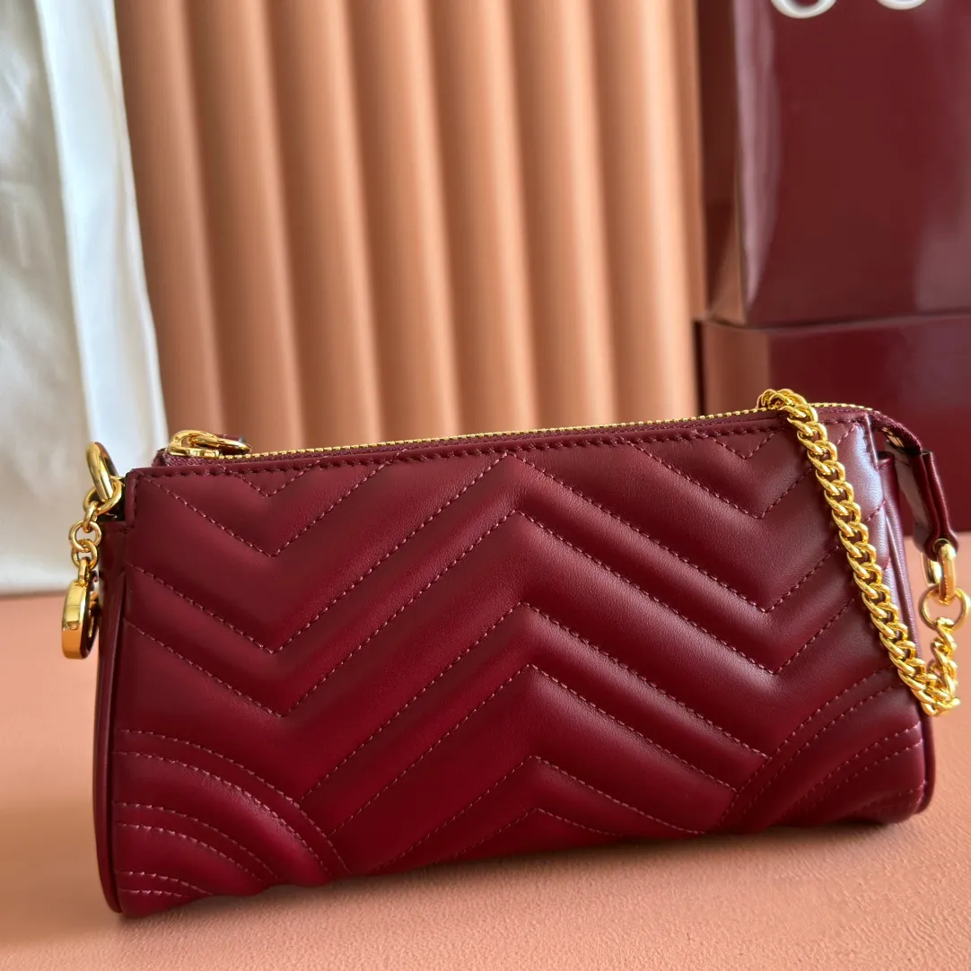 p900💋💋💋【Original leather configuration counter complete package】2025 autumn and winter series, this small shoulder bag adopts a soft yet stiff silhouette and is equipped with the logo double G zipper puller, highlighting the style of the GG Marmont series. The faceted chain shoulder strap is complemented by gold-tone hardware, and an interior calfskin flap pocket adds practicality. Black quilted V-shaped calfskin. Gold-tone hardware. Burgundy taffeta lining. Interior: calfskin leather flap pocket. Chain shoulder strap (23cm high). Zip fly with Double G puller. Ident.: 847589. Dimensions: 20cm (bottom width) x 18cm (top width) x 11cm (height) x 3.5cm (depth) Weight: about 0.1kg Color: burgundy full leather. Made in Italy