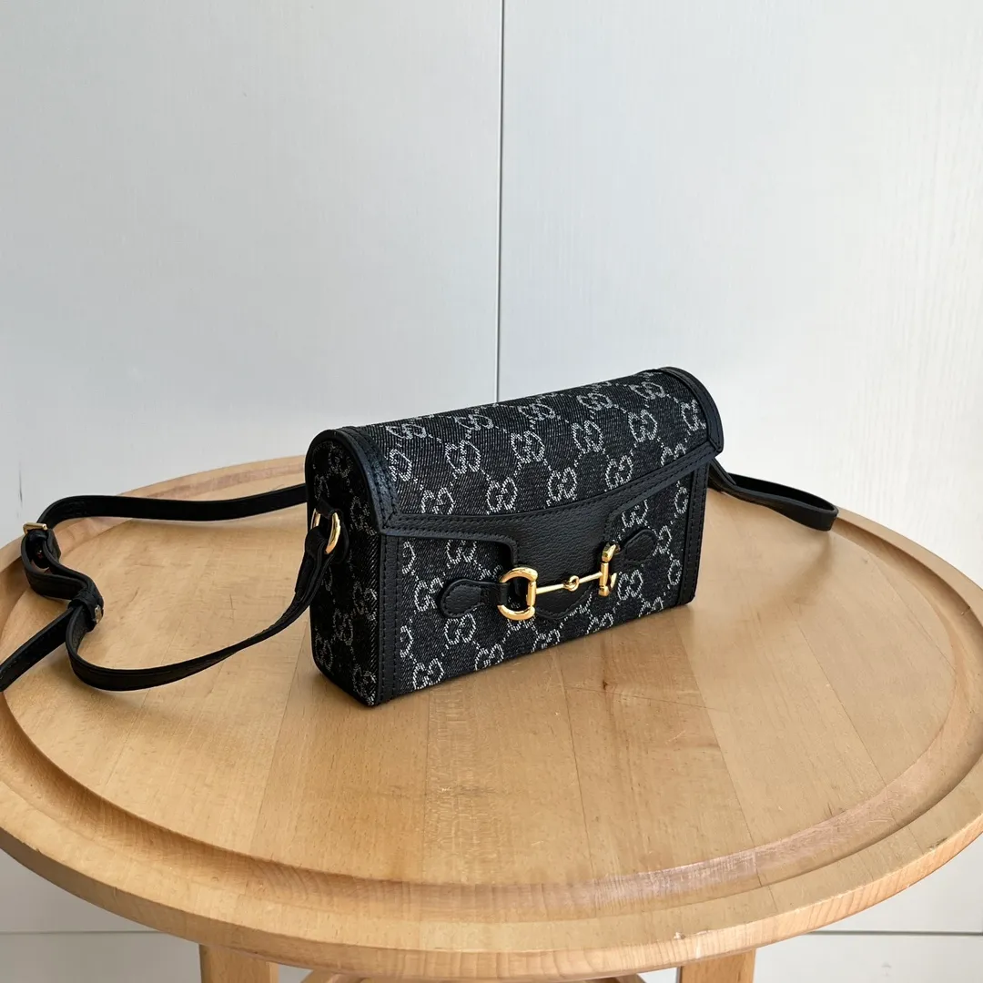 Actual shot #💰260 Model: 699296 black denim Size: 18x12x5cm 𝐆𝐮𝐜𝐜𝐢 𝟏𝟗𝟓𝟓 𝐇𝐨𝐫𝐬𝐞𝐛𝐢𝐭 𝐌𝐢𝐧𝐢 Another masterpiece in the Horsebit 1955 series! The horizontal mobile phone bag looks great too! It can be used for large-screen mobile phones. Compared with the vertical version, it may be more convenient to use~ It can be carried in spring, summer, autumn and winter without choosing an outfit👍