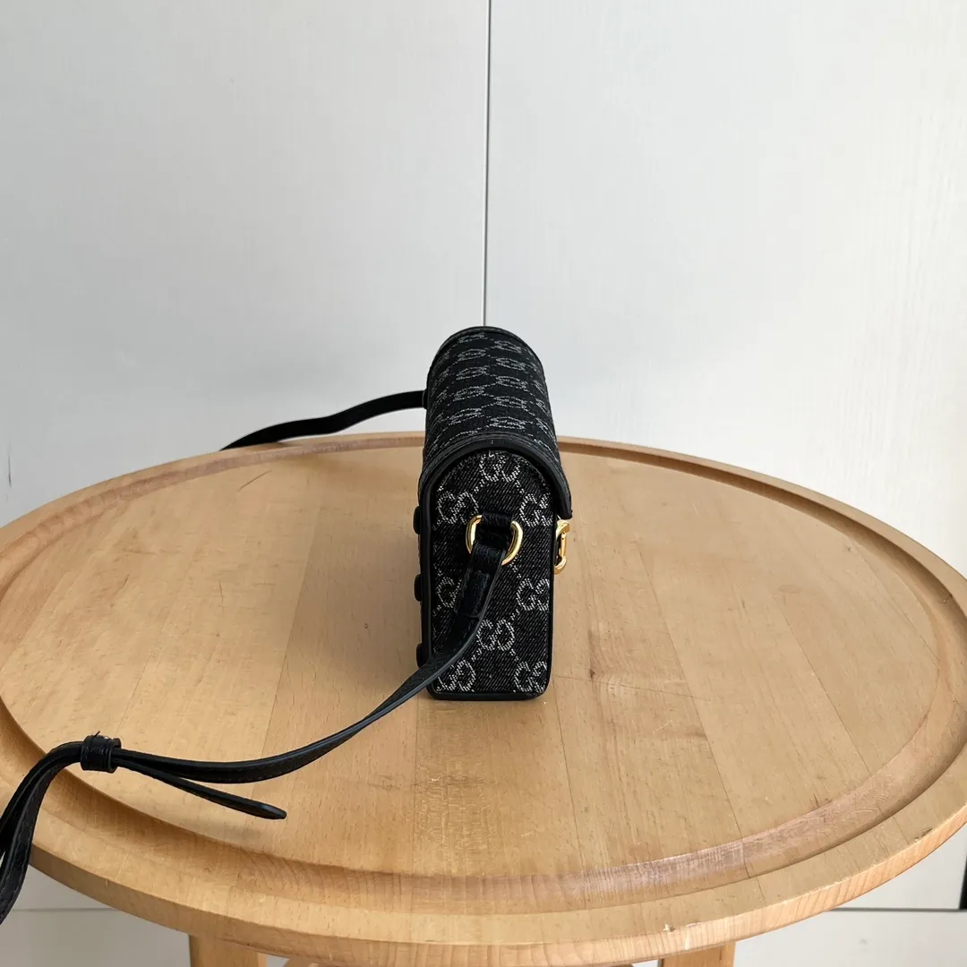 Actual shot #💰260 Model: 699296 black denim Size: 18x12x5cm 𝐆𝐮𝐜𝐜𝐢 𝟏𝟗𝟓𝟓 𝐇𝐨𝐫𝐬𝐞𝐛𝐢𝐭 𝐌𝐢𝐧𝐢 Another masterpiece in the Horsebit 1955 series! The horizontal mobile phone bag looks great too! It can be used for large-screen mobile phones. Compared with the vertical version, it may be more convenient to use~ It can be carried in spring, summer, autumn and winter without choosing an outfit👍