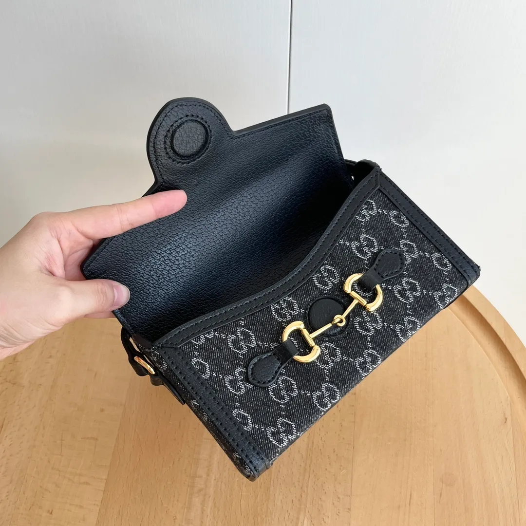 Actual shot #💰260 Model: 699296 black denim Size: 18x12x5cm 𝐆𝐮𝐜𝐜𝐢 𝟏𝟗𝟓𝟓 𝐇𝐨𝐫𝐬𝐞𝐛𝐢𝐭 𝐌𝐢𝐧𝐢 Another masterpiece in the Horsebit 1955 series! The horizontal mobile phone bag looks great too! It can be used for large-screen mobile phones. Compared with the vertical version, it may be more convenient to use~ It can be carried in spring, summer, autumn and winter without choosing an outfit👍