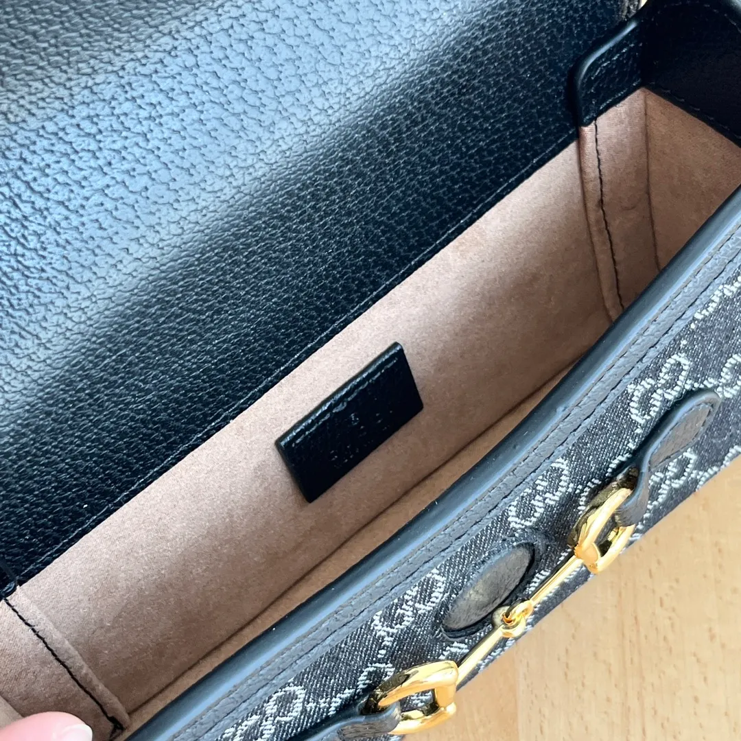 Actual shot #💰260 Model: 699296 black denim Size: 18x12x5cm 𝐆𝐮𝐜𝐜𝐢 𝟏𝟗𝟓𝟓 𝐇𝐨𝐫𝐬𝐞𝐛𝐢𝐭 𝐌𝐢𝐧𝐢 Another masterpiece in the Horsebit 1955 series! The horizontal mobile phone bag looks great too! It can be used for large-screen mobile phones. Compared with the vertical version, it may be more convenient to use~ It can be carried in spring, summer, autumn and winter without choosing an outfit👍
