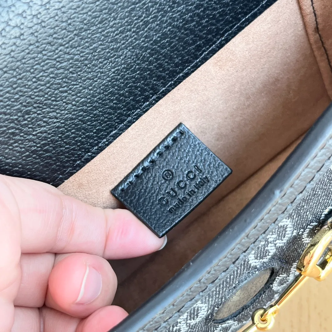 Actual shot #💰260 Model: 699296 black denim Size: 18x12x5cm 𝐆𝐮𝐜𝐜𝐢 𝟏𝟗𝟓𝟓 𝐇𝐨𝐫𝐬𝐞𝐛𝐢𝐭 𝐌𝐢𝐧𝐢 Another masterpiece in the Horsebit 1955 series! The horizontal mobile phone bag looks great too! It can be used for large-screen mobile phones. Compared with the vertical version, it may be more convenient to use~ It can be carried in spring, summer, autumn and winter without choosing an outfit👍