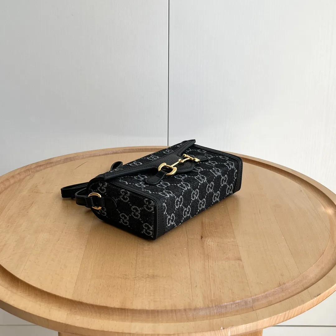 Actual shot #💰260 Model: 699296 black denim Size: 18x12x5cm 𝐆𝐮𝐜𝐜𝐢 𝟏𝟗𝟓𝟓 𝐇𝐨𝐫𝐬𝐞𝐛𝐢𝐭 𝐌𝐢𝐧𝐢 Another masterpiece in the Horsebit 1955 series! The horizontal mobile phone bag looks great too! It can be used for large-screen mobile phones. Compared with the vertical version, it may be more convenient to use~ It can be carried in spring, summer, autumn and winter without choosing an outfit👍
