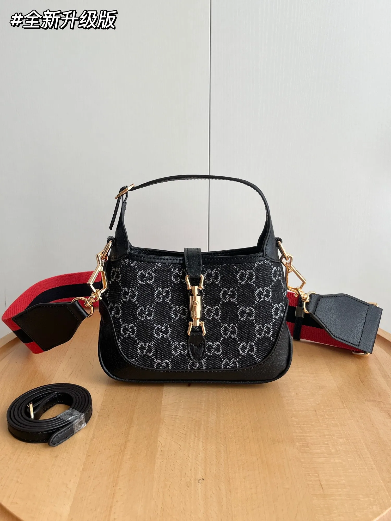Actual shot #💰320 (double shoulder strap) Model: 685127 Small upgraded version Size: 19 x 13x 3cm.  Gucci UN3AG 1294 product details. Gucci's "Aria-Fashion Aria" series uses modern techniques to reinterpret classics. The Jackie 1961 series has launched a new rectangular tote bag with soft texture and flexible structure. The archive design is paired with logo details such as the all-over GG pattern and striped webbing, and exquisite accessories pay tribute to Gucci's heritage. This small bag is trimmed in black leather and features the collection's signature gold-toned push-lock hardware. Black and ivory GG denim jacquard. Black leather trim.