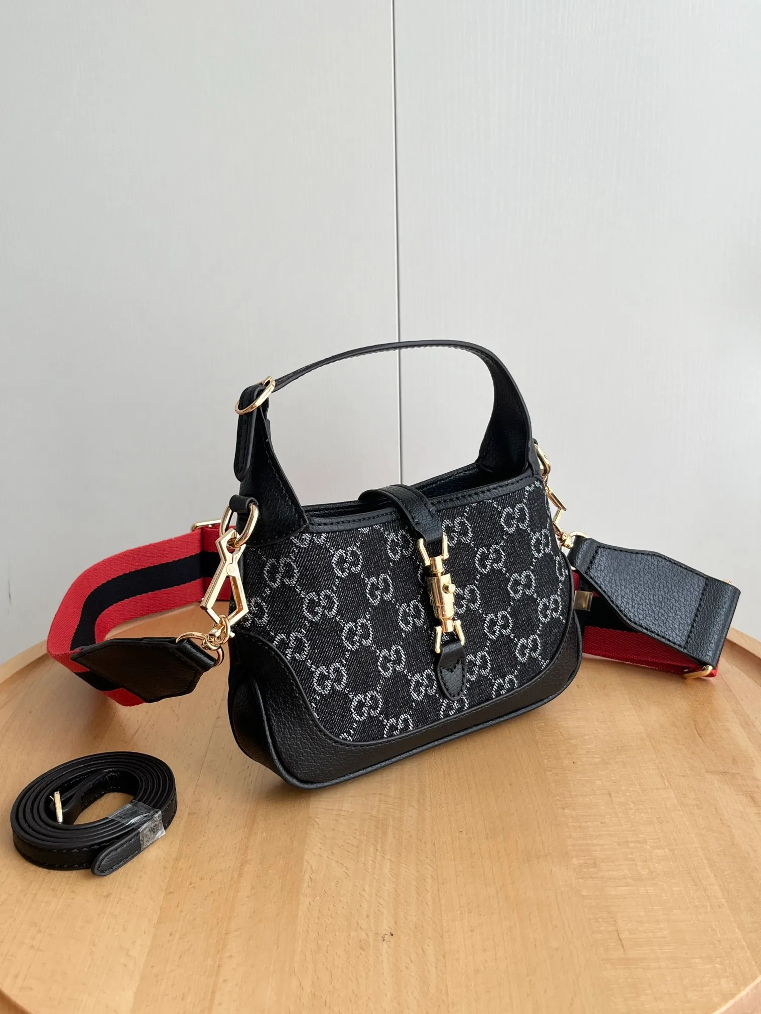 Actual shot #💰320 (double shoulder strap) Model: 685127 Small upgraded version Size: 19 x 13x 3cm.  Gucci UN3AG 1294 product details. Gucci's "Aria-Fashion Aria" series uses modern techniques to reinterpret classics. The Jackie 1961 series has launched a new rectangular tote bag with soft texture and flexible structure. The archive design is paired with logo details such as the all-over GG pattern and striped webbing, and exquisite accessories pay tribute to Gucci's heritage. This small bag is trimmed in black leather and features the collection's signature gold-toned push-lock hardware. Black and ivory GG denim jacquard. Black leather trim.