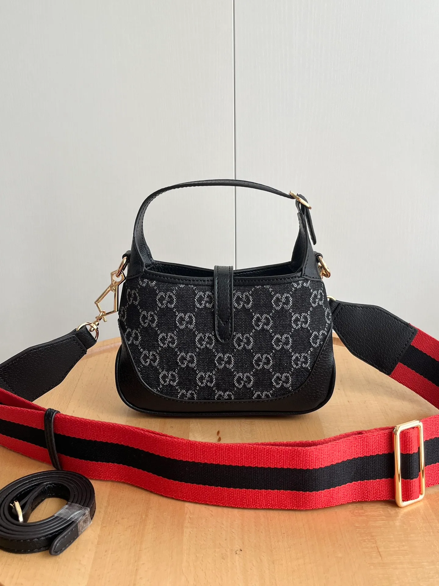 Actual shot #💰320 (double shoulder strap) Model: 685127 Small upgraded version Size: 19 x 13x 3cm.  Gucci UN3AG 1294 product details. Gucci's "Aria-Fashion Aria" series uses modern techniques to reinterpret classics. The Jackie 1961 series has launched a new rectangular tote bag with soft texture and flexible structure. The archive design is paired with logo details such as the all-over GG pattern and striped webbing, and exquisite accessories pay tribute to Gucci's heritage. This small bag is trimmed in black leather and features the collection's signature gold-toned push-lock hardware. Black and ivory GG denim jacquard. Black leather trim.