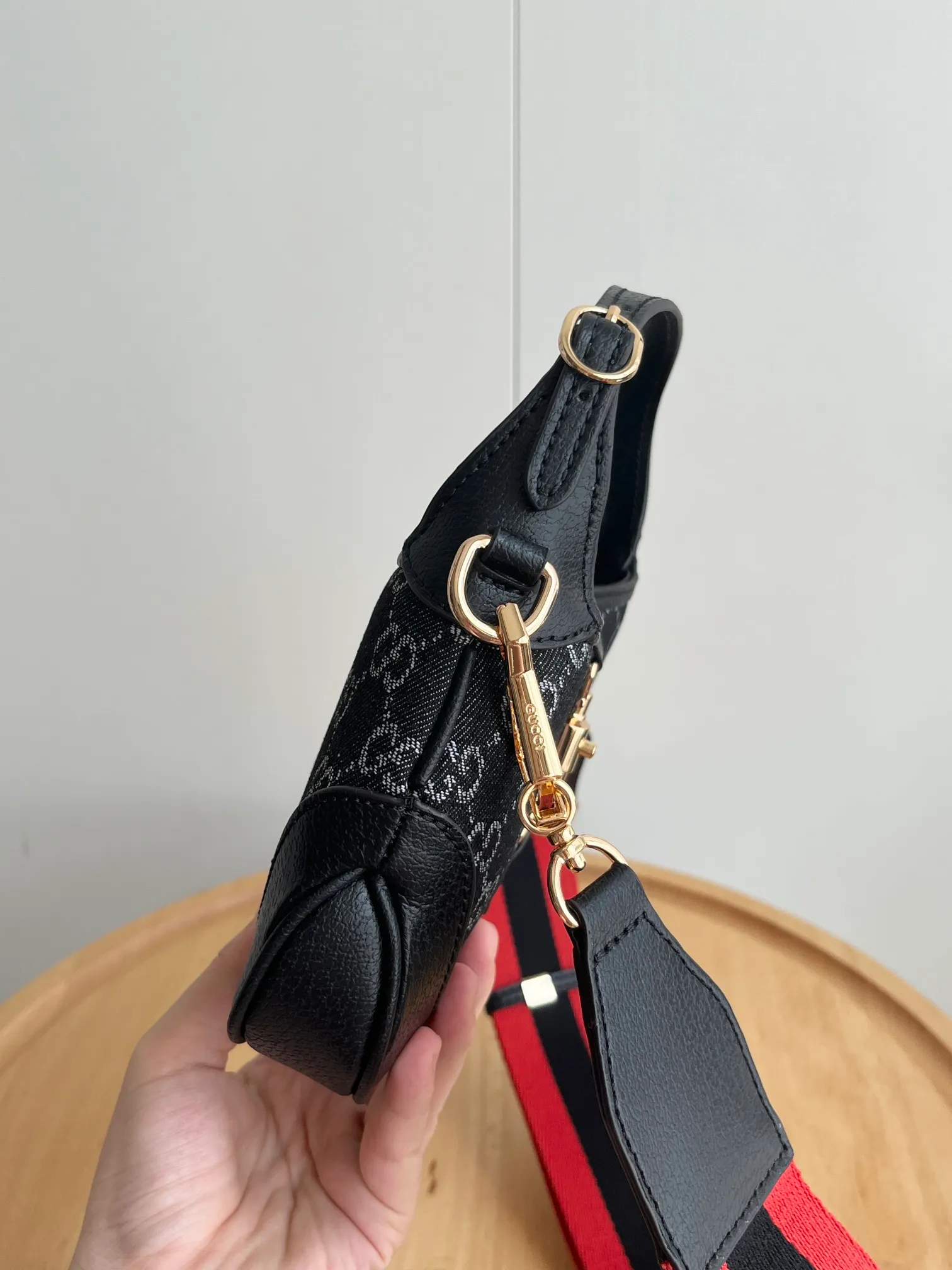 Actual shot #💰320 (double shoulder strap) Model: 685127 Small upgraded version Size: 19 x 13x 3cm.  Gucci UN3AG 1294 product details. Gucci's "Aria-Fashion Aria" series uses modern techniques to reinterpret classics. The Jackie 1961 series has launched a new rectangular tote bag with soft texture and flexible structure. The archive design is paired with logo details such as the all-over GG pattern and striped webbing, and exquisite accessories pay tribute to Gucci's heritage. This small bag is trimmed in black leather and features the collection's signature gold-toned push-lock hardware. Black and ivory GG denim jacquard. Black leather trim.