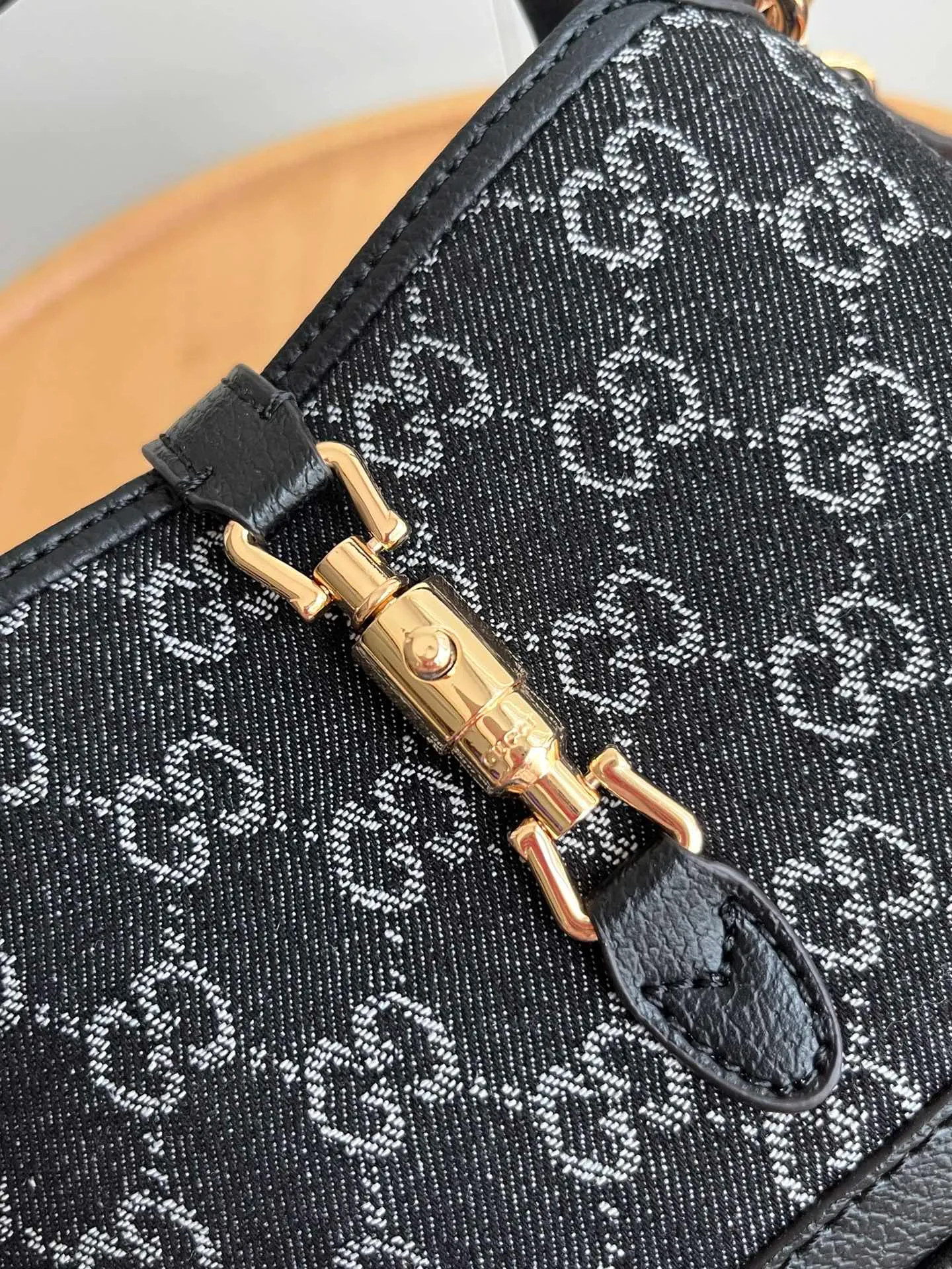 Actual shot #💰320 (double shoulder strap) Model: 685127 Small upgraded version Size: 19 x 13x 3cm.  Gucci UN3AG 1294 product details. Gucci's "Aria-Fashion Aria" series uses modern techniques to reinterpret classics. The Jackie 1961 series has launched a new rectangular tote bag with soft texture and flexible structure. The archive design is paired with logo details such as the all-over GG pattern and striped webbing, and exquisite accessories pay tribute to Gucci's heritage. This small bag is trimmed in black leather and features the collection's signature gold-toned push-lock hardware. Black and ivory GG denim jacquard. Black leather trim.