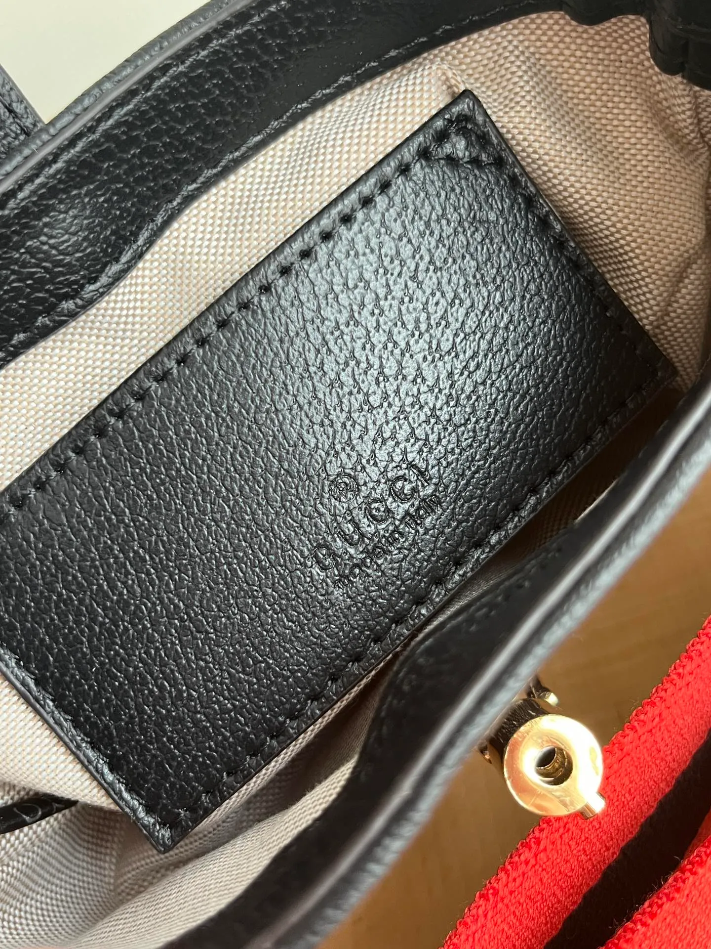 Actual shot #💰320 (double shoulder strap) Model: 685127 Small upgraded version Size: 19 x 13x 3cm.  Gucci UN3AG 1294 product details. Gucci's "Aria-Fashion Aria" series uses modern techniques to reinterpret classics. The Jackie 1961 series has launched a new rectangular tote bag with soft texture and flexible structure. The archive design is paired with logo details such as the all-over GG pattern and striped webbing, and exquisite accessories pay tribute to Gucci's heritage. This small bag is trimmed in black leather and features the collection's signature gold-toned push-lock hardware. Black and ivory GG denim jacquard. Black leather trim.
