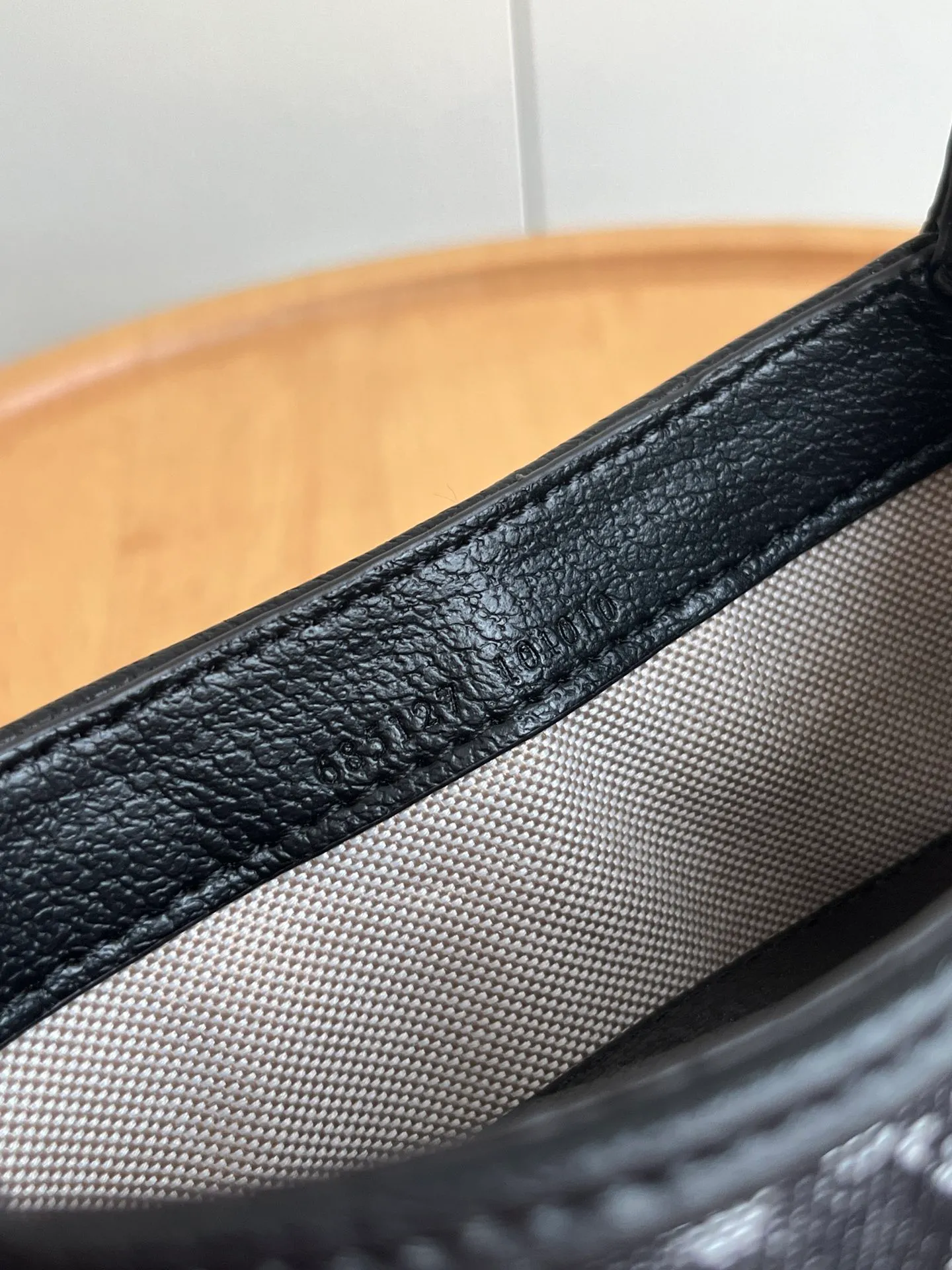 Actual shot #💰320 (double shoulder strap) Model: 685127 Small upgraded version Size: 19 x 13x 3cm.  Gucci UN3AG 1294 product details. Gucci's "Aria-Fashion Aria" series uses modern techniques to reinterpret classics. The Jackie 1961 series has launched a new rectangular tote bag with soft texture and flexible structure. The archive design is paired with logo details such as the all-over GG pattern and striped webbing, and exquisite accessories pay tribute to Gucci's heritage. This small bag is trimmed in black leather and features the collection's signature gold-toned push-lock hardware. Black and ivory GG denim jacquard. Black leather trim.