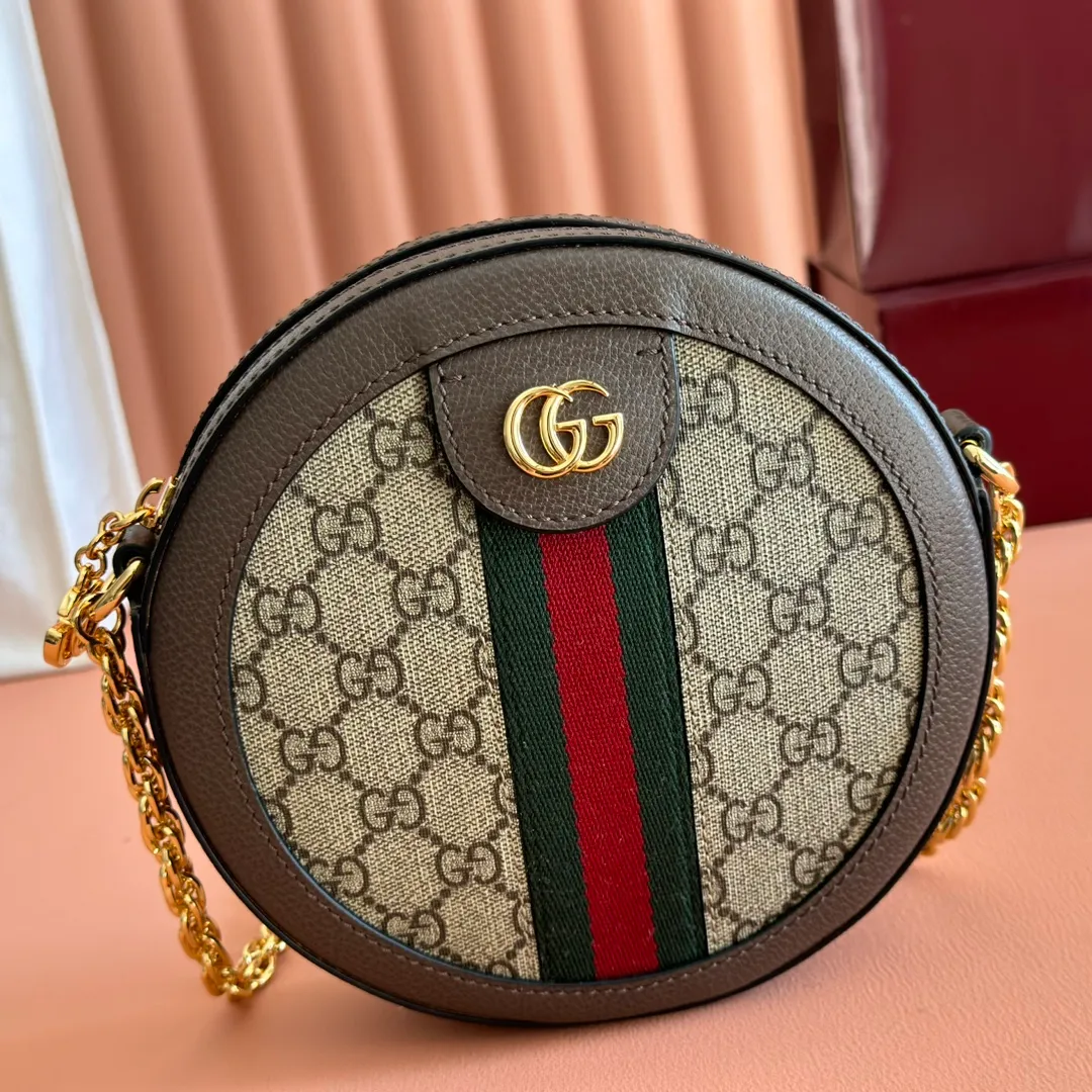 p920. 📣📣📣【Original leather with 🌈Full set of counter packaging】🔥🔥Ophida series GG round cake bag 550618# Size: 18*18*4.5cm This is a small round cake bag that cannot be avoided. Made with imported raw materials.. It is also a restored version at the counter. It is mini and cute and can meet the daily needs of girls. It can properly store the daily essentials of lipstick and powder. It comes with authentic packaging, allowing you to restore the original appearance of the original product whether it is a gift or for personal use..!