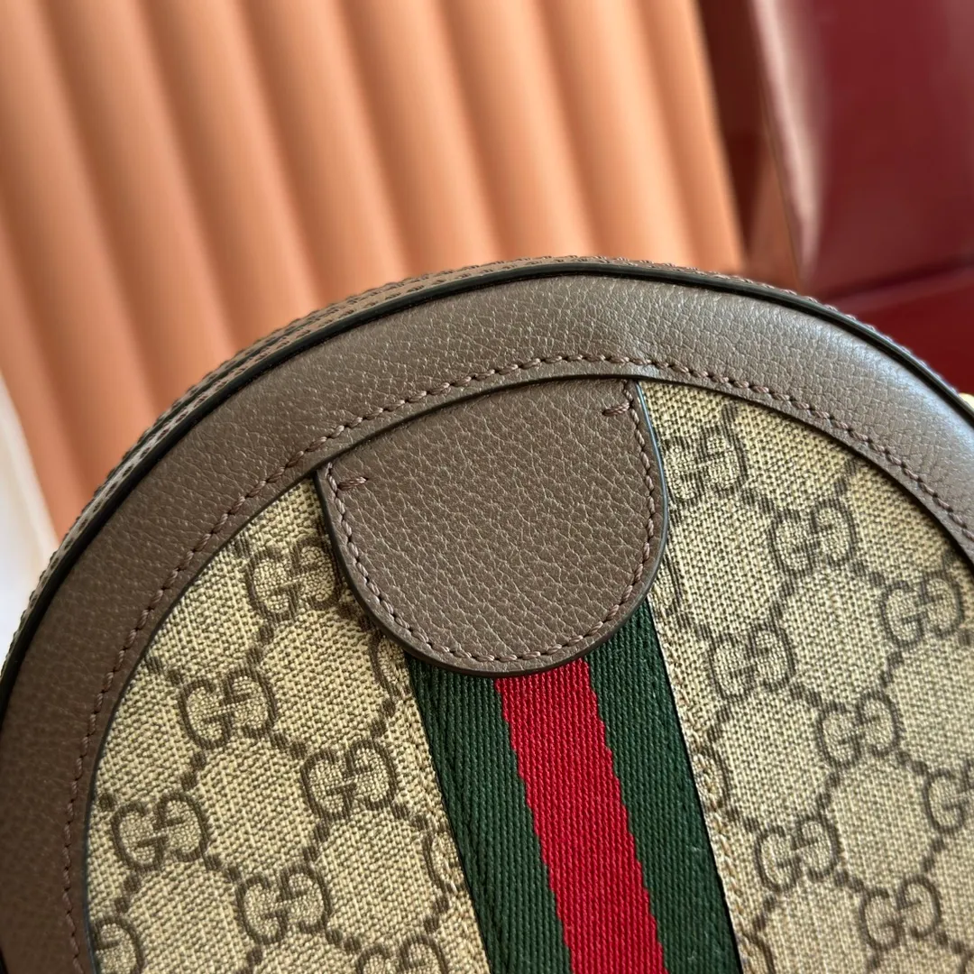 p920. 📣📣📣【Original leather with 🌈Full set of counter packaging】🔥🔥Ophida series GG round cake bag 550618# Size: 18*18*4.5cm This is a small round cake bag that cannot be avoided. Made with imported raw materials.. It is also a restored version at the counter. It is mini and cute and can meet the daily needs of girls. It can properly store the daily essentials of lipstick and powder. It comes with authentic packaging, allowing you to restore the original appearance of the original product whether it is a gift or for personal use..!