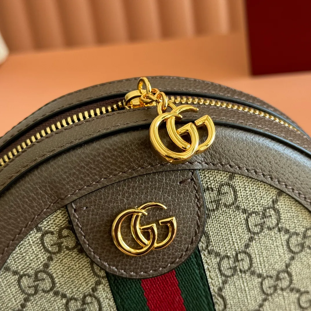 p920. 📣📣📣【Original leather with 🌈Full set of counter packaging】🔥🔥Ophida series GG round cake bag 550618# Size: 18*18*4.5cm This is a small round cake bag that cannot be avoided. Made with imported raw materials.. It is also a restored version at the counter. It is mini and cute and can meet the daily needs of girls. It can properly store the daily essentials of lipstick and powder. It comes with authentic packaging, allowing you to restore the original appearance of the original product whether it is a gift or for personal use..!