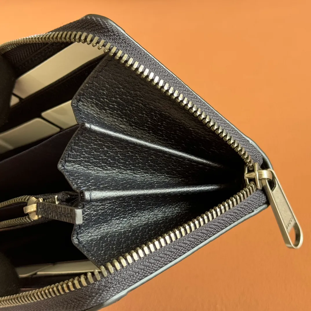 p480. 📣📣📣【Original leather accessories🌈(Cdfmall Sanya Duty Free Store Handbag)🔥🔥 The Ophidia series wallet combines the iconic double G details with the gray and black GG Supreme canvas, paying tribute to the origin of the Gucci brand through timeless matching techniques. This accessory echoes the endless retro sentiment of the Ophidia series items. Model: 706844 Size: 19*10.5*2.5 Color: blue leather/PVC.