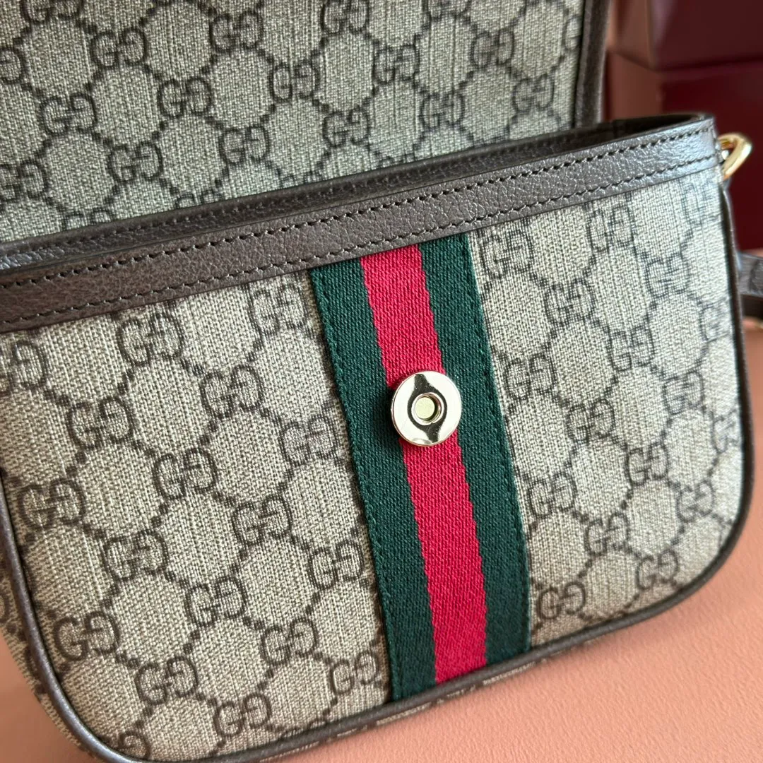 p960. 💋💋💋"With full set of original counter packaging"💋[New Product] The Ophidia series dazzlingly presents novel silhouettes and functions. It is ingeniously interpreted in iconic beige and brown colors to create a new bag item with soft texture. Beige and dark brown GG canvas Ankara red leather trim Light gold tone hardware Green cotton lining Double G Interior: One open pocket Carry handles (2.5 cm high) Removable and adjustable leather shoulder strap (height: 46 cm to 54 cm; length: 101 cm to 116 cm) Ident.: 836843. Dimensions: 20cm (width) x 16cm (height) x 5cm (depth) Weight: approx. 0.55kg Color: brown pvc. Made in Italy